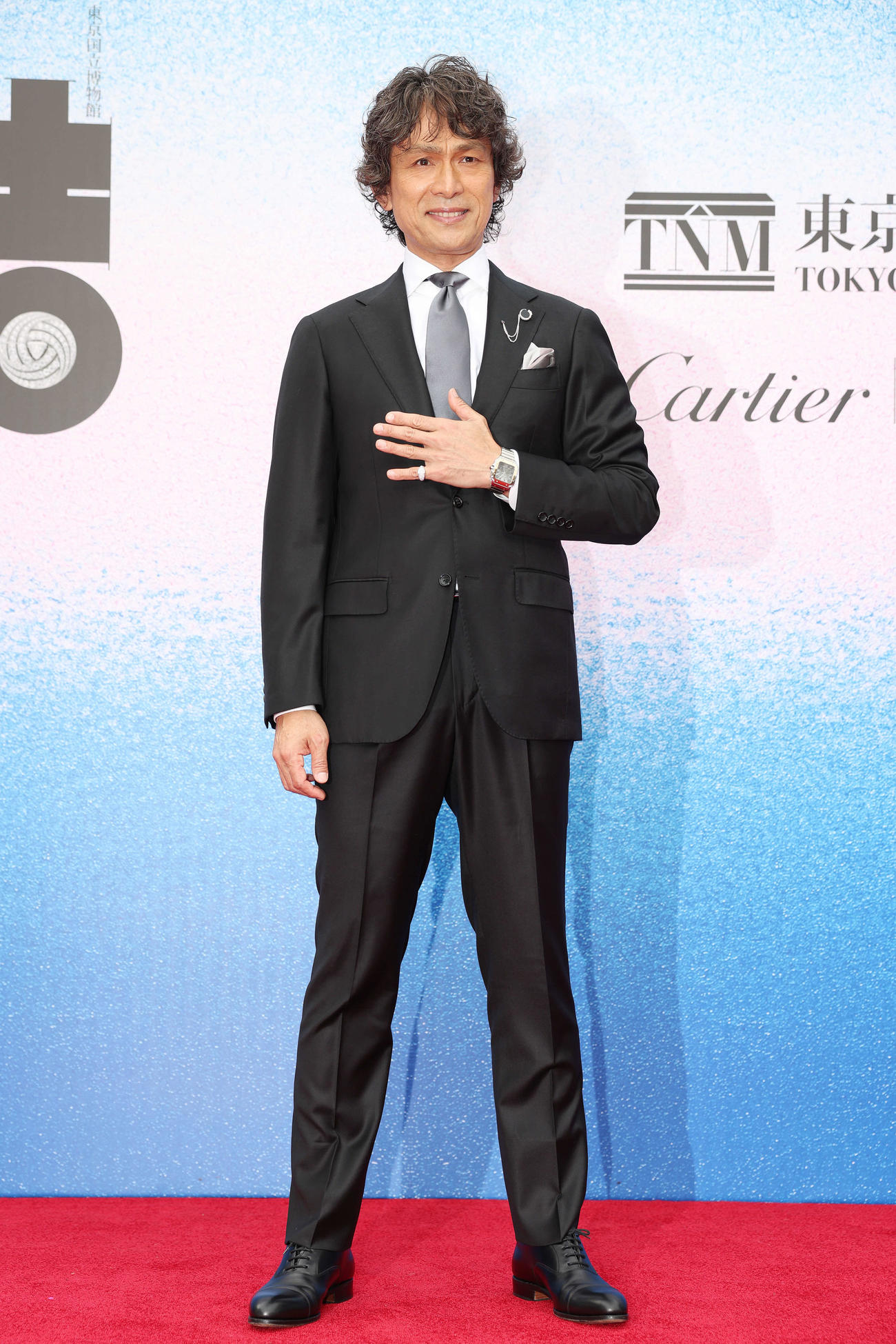 カルティエのウオッチとジュエリーを身につけフォトセッションに臨む江口洋介（撮影・宮地輝）