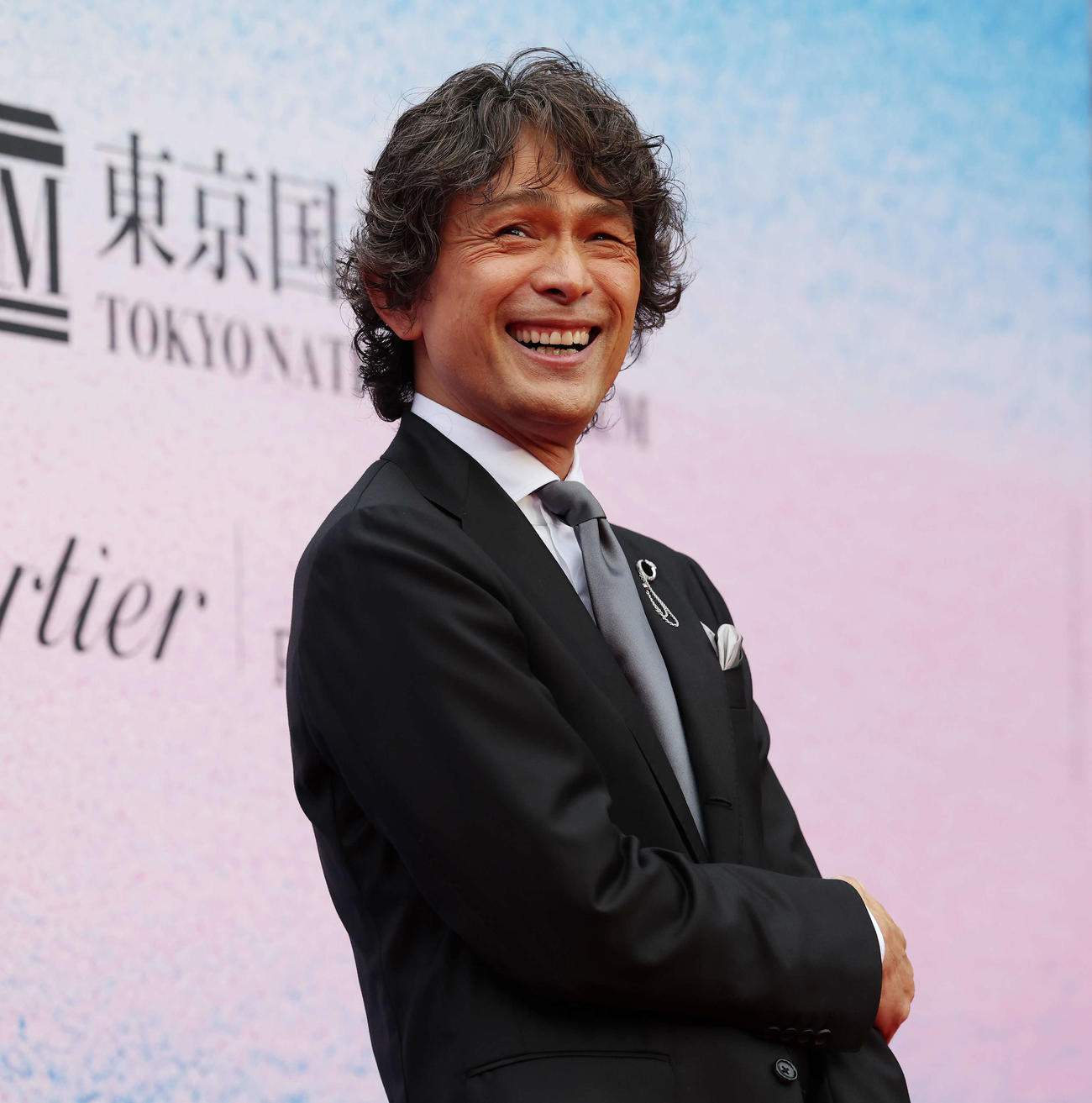 カルティエのウオッチとジュエリーを身につけ笑顔を見せる江口洋介（撮影・宮地輝）