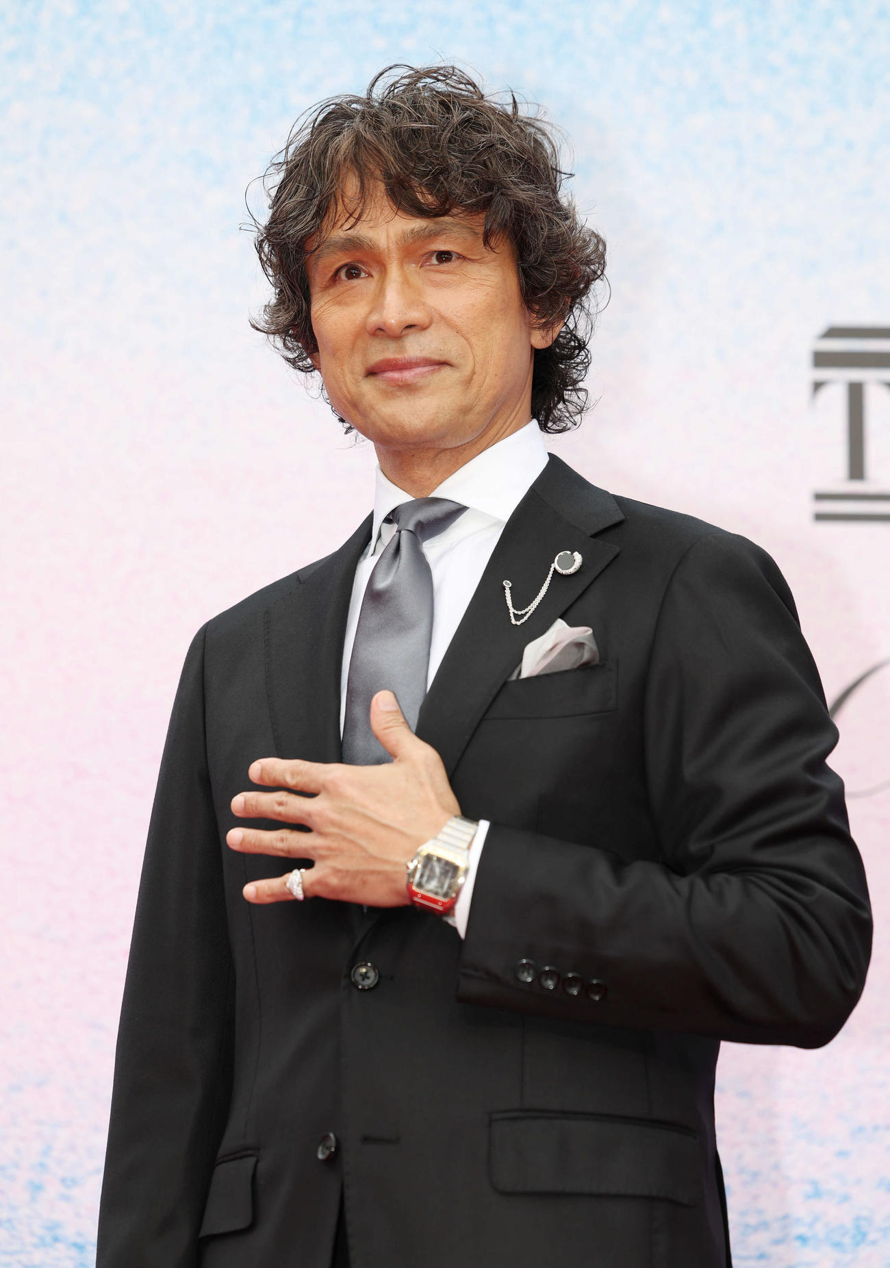 カルティエのウオッチとジュエリーを身につけフォトセッションに臨む江口洋介（撮影・宮地輝）