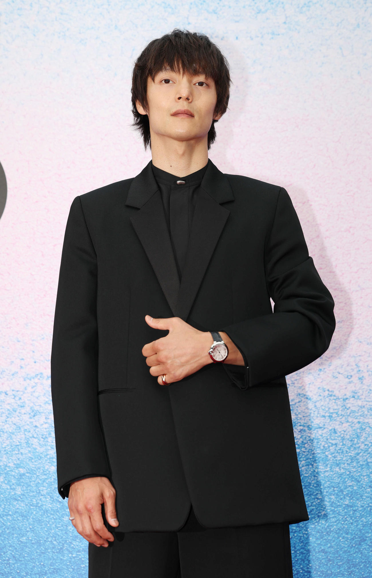 カルティエのウオッチとジュエリーを身につけフォトセッションに臨む窪田正孝（撮影・宮地輝）