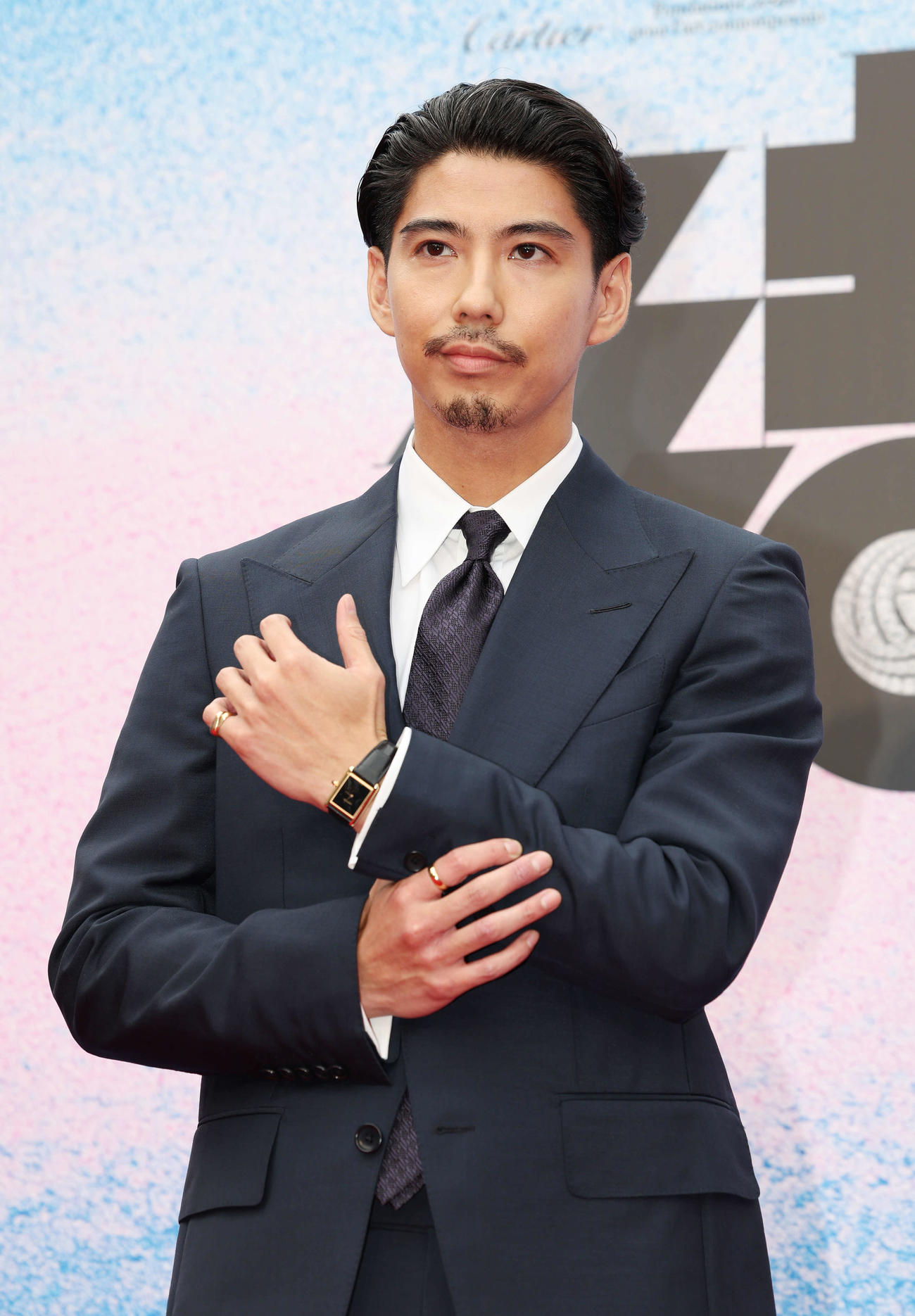 カルティエのウオッチとジュエリーを身につけフォトセッションに臨む賀来賢人（撮影・宮地輝）