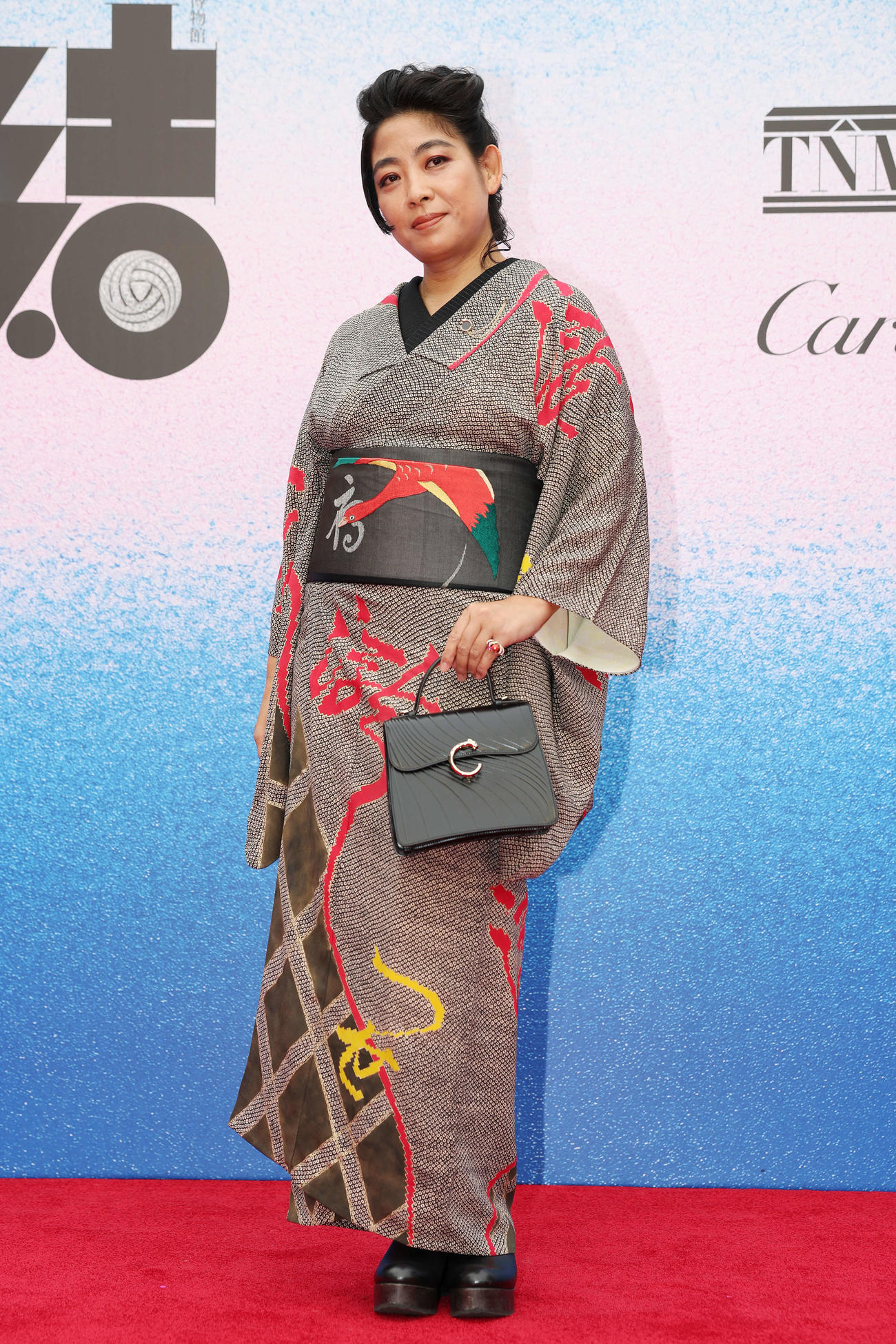 カルティエのジュエリーを身につけフォトセッションに臨む内田也哉子（撮影・宮地輝）