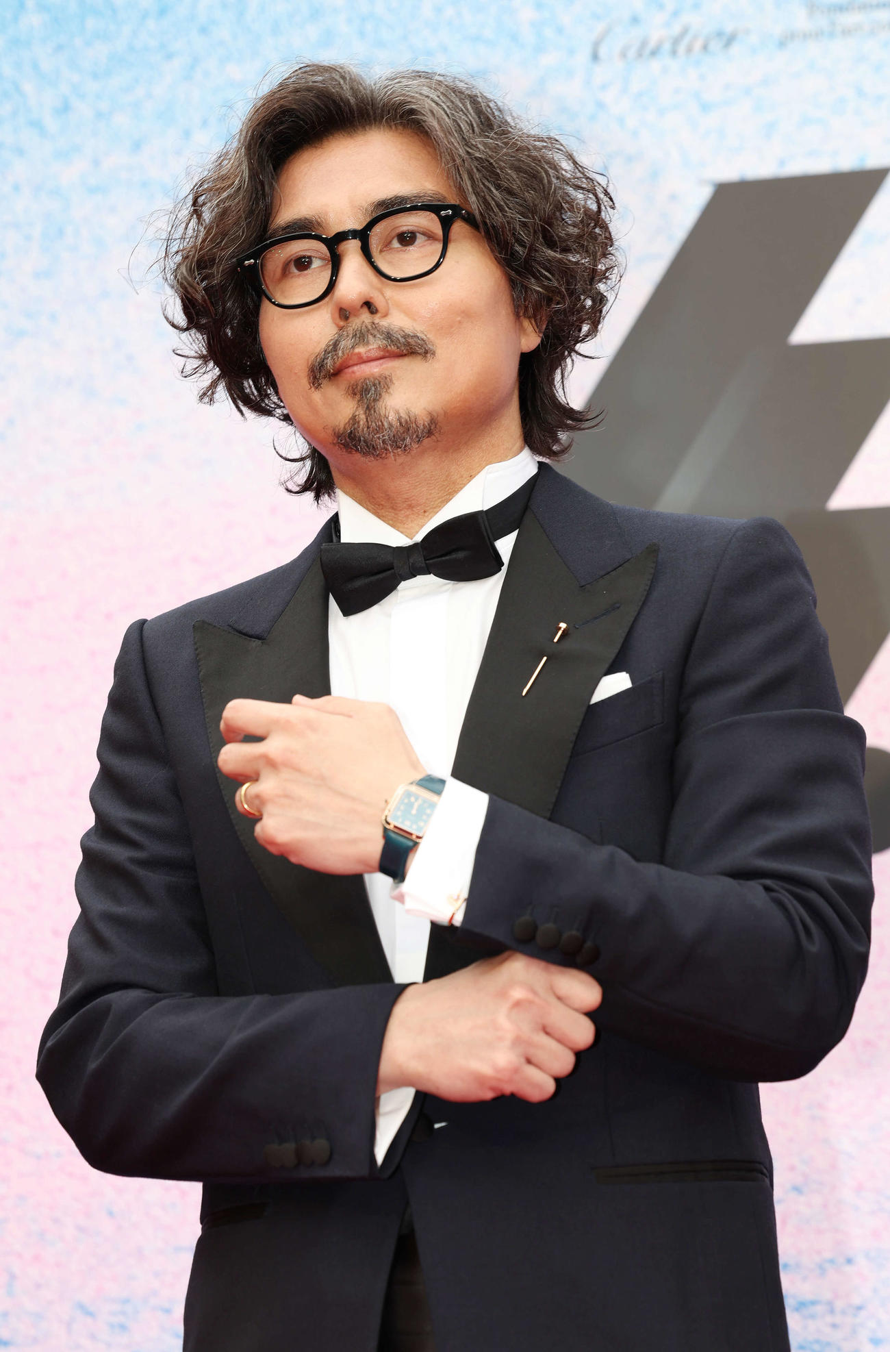 カルティエのウオッチとジュエリーを身につけフォトセッションに臨む小澤征悦（撮影・宮地輝）