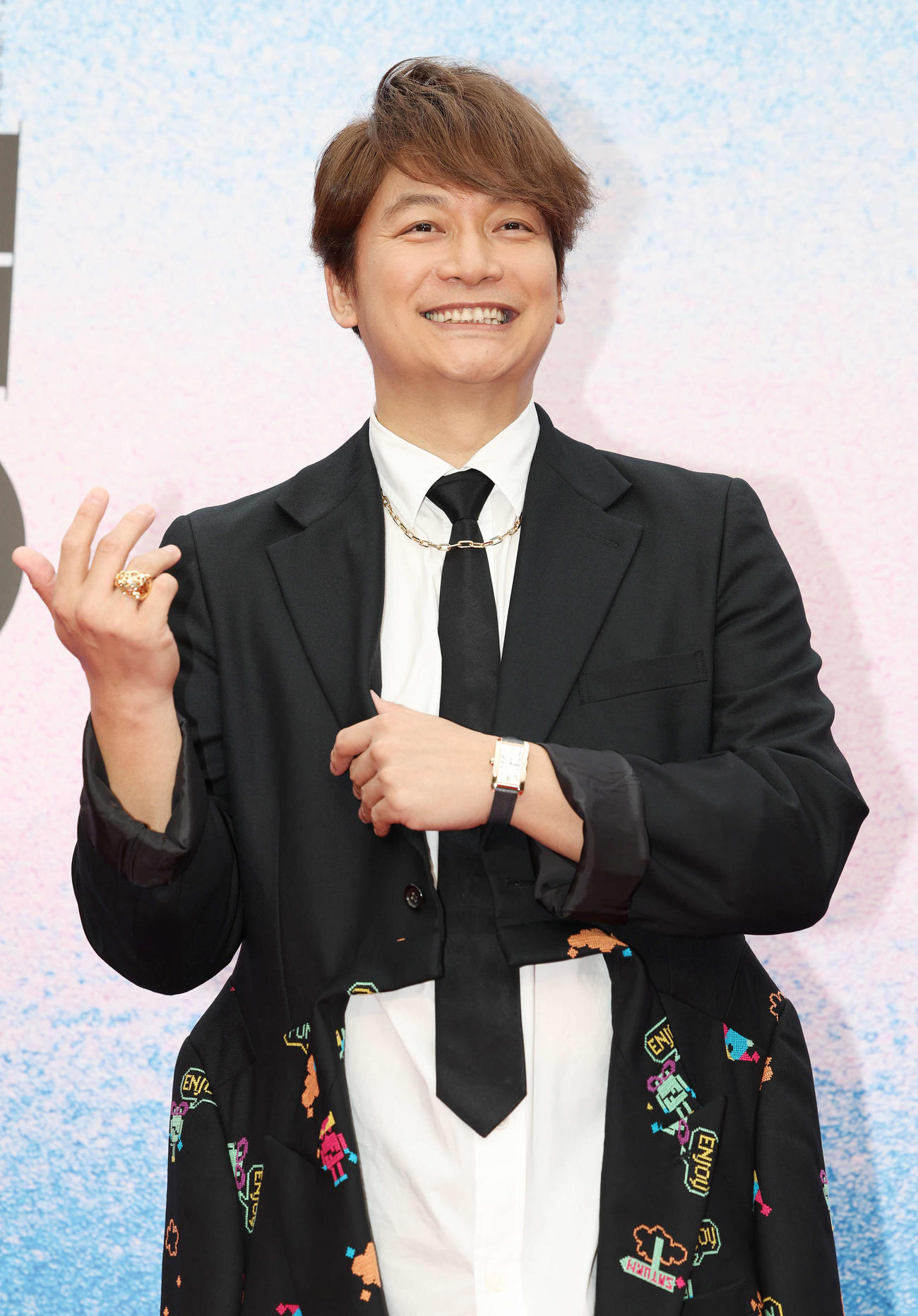 カルティエのウオッチとジュエリーを身につけフォトセッションに臨む香取慎吾（撮影・宮地輝）