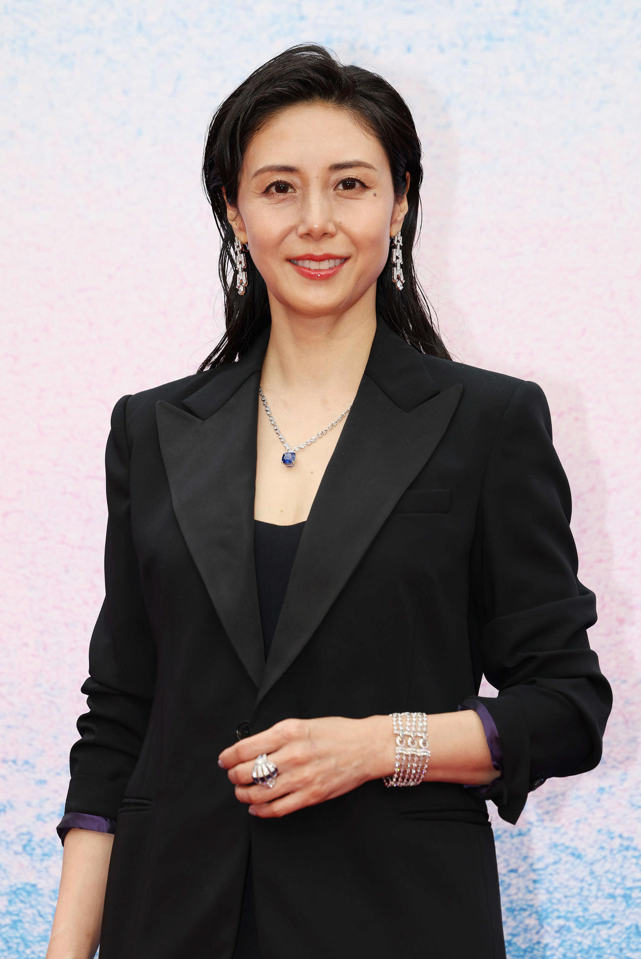 カルティエのジュエリーを身につけフォトセッションに臨む松嶋菜々子（撮影・宮地輝）