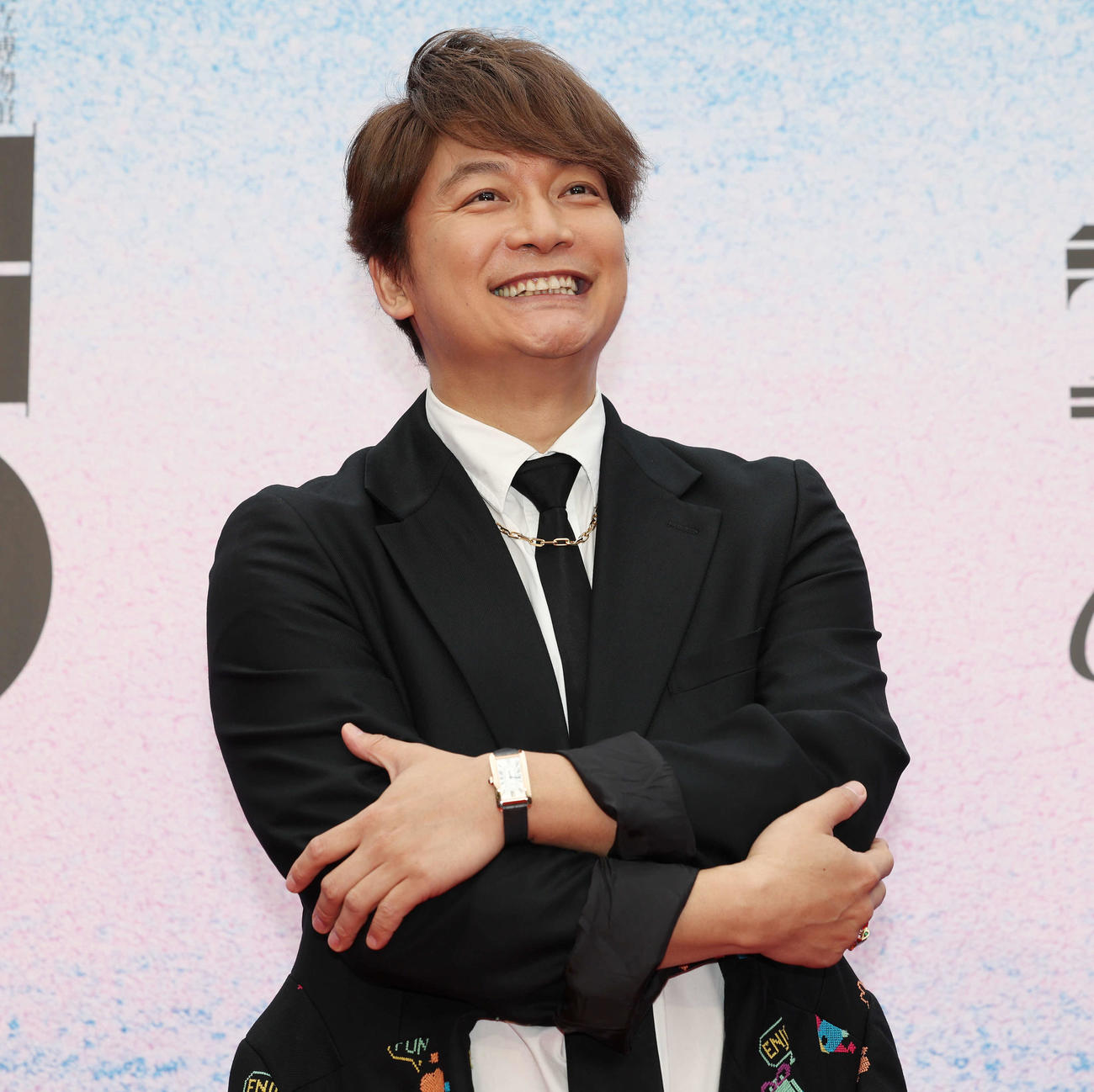 カルティエのウオッチとジュエリーを身につけフォトセッションに臨む香取慎吾（撮影・宮地輝）
