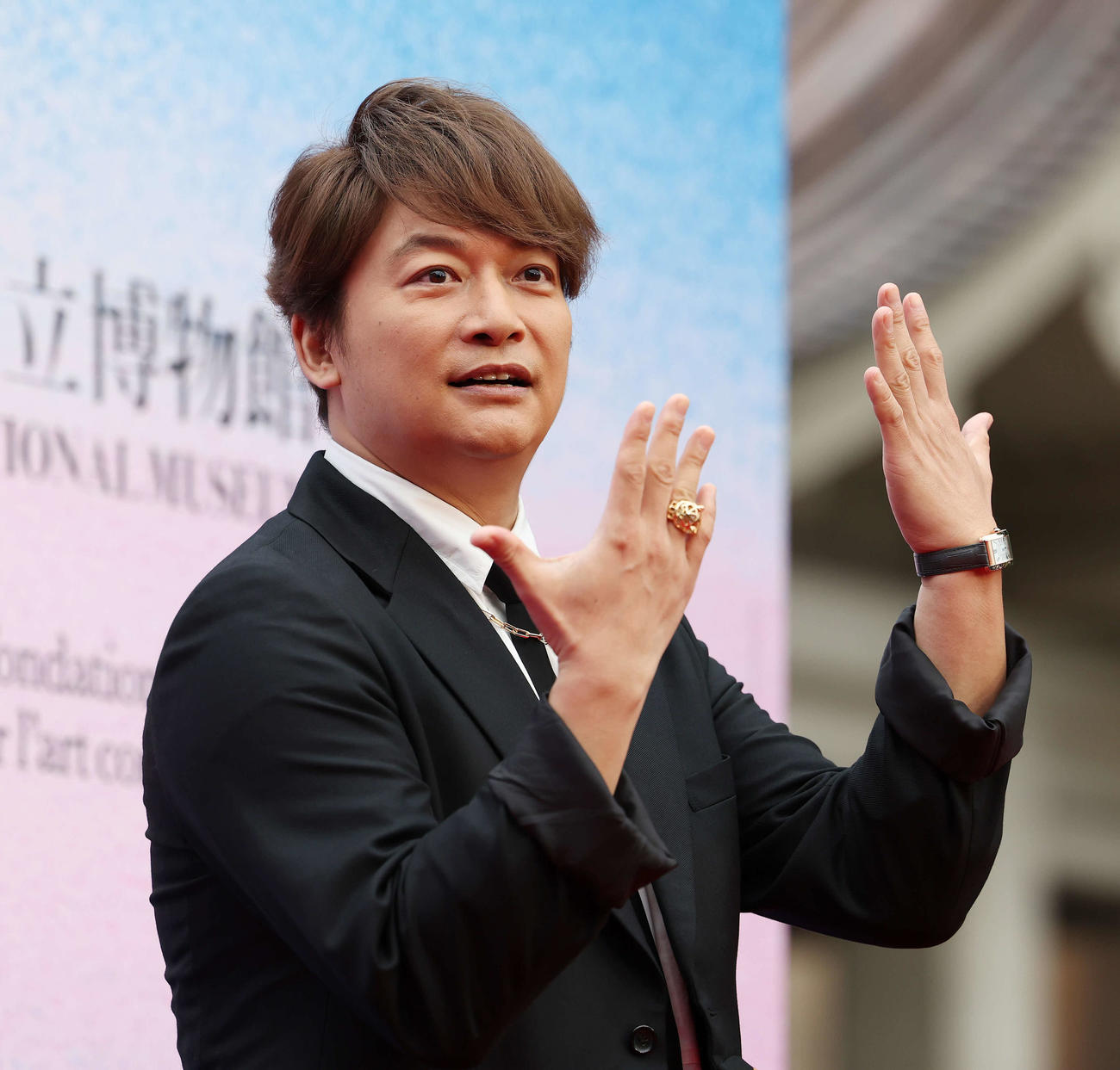 カルティエのウオッチとジュエリーを見せる香取慎吾（撮影・宮地輝）
