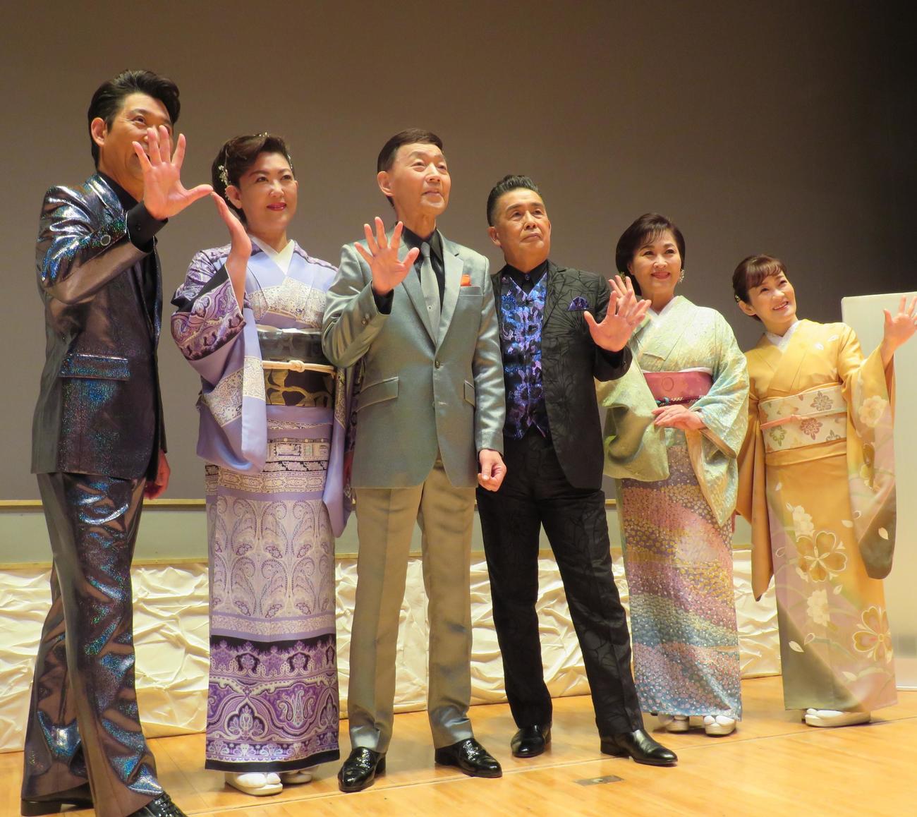 震災チャリティーコンサート「第26回人仁の会」を行った、左から走裕介、若山かずさ、渥美二郎、角川博、島津悦子、永井裕子