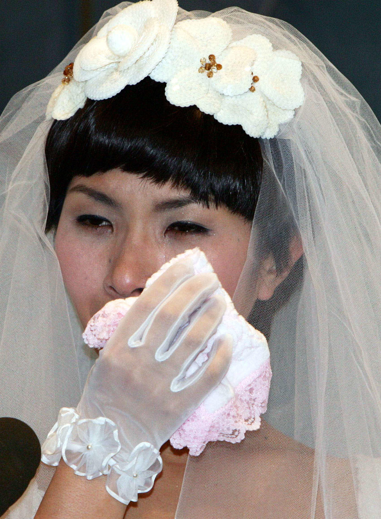 09年6月、結婚式を終え会見で涙ぐむくわばたりえ