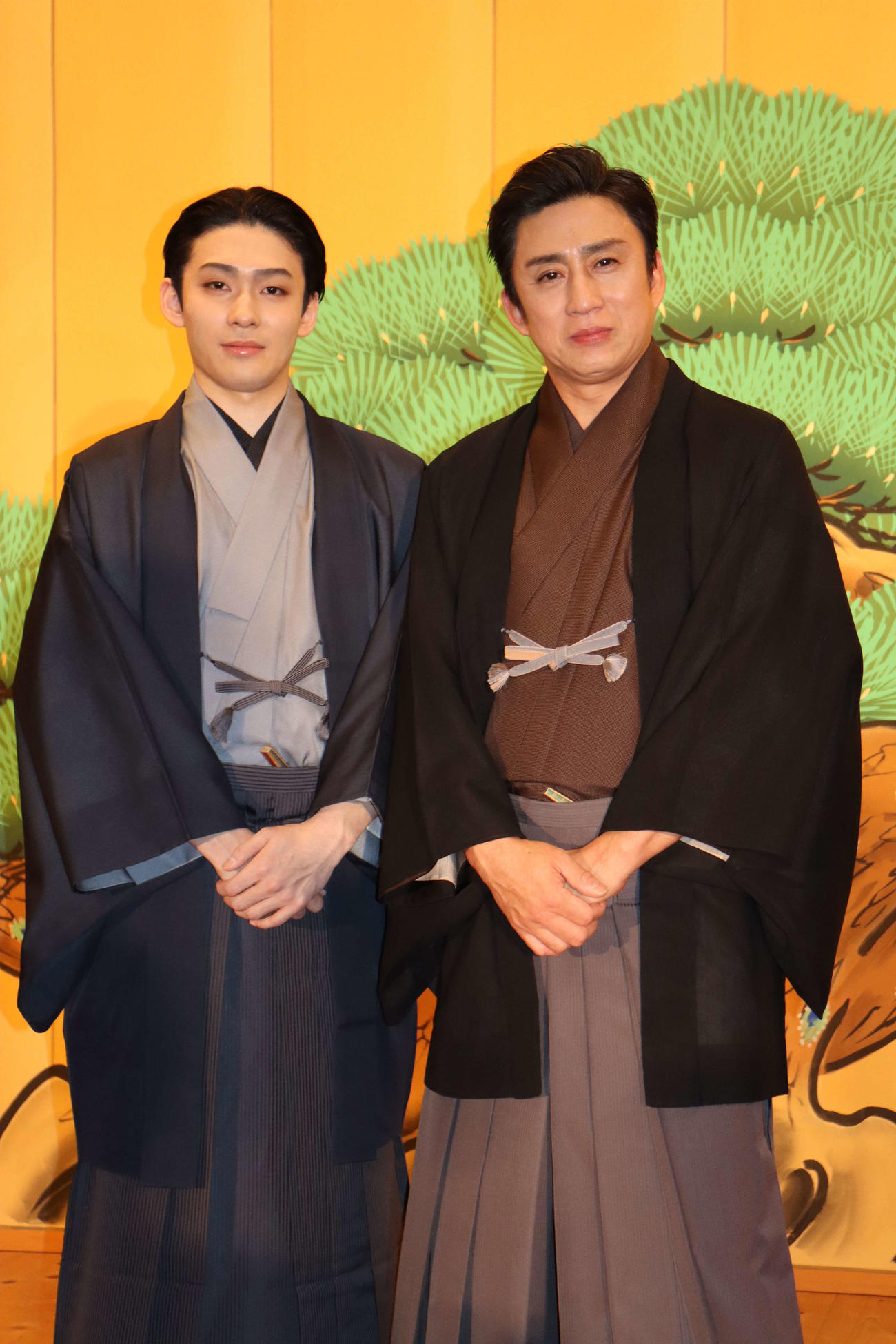 「七月大歌舞伎」で上演する「千成瓢薫風聚光　裏表太閤記」の取材会を行った市川染五郎（左）、松本幸四郎