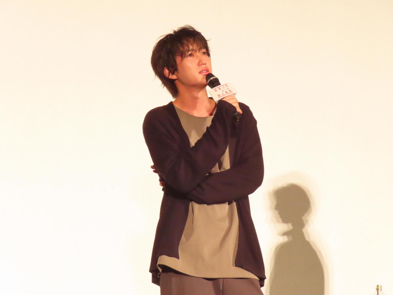 主演ドラマ「墜落JKと廃人教師　Lesson2」のトークイベントに出席したHiHi Jets橋本涼は、サプライズメッセージを受け涙ぐんで上を向く（撮影・横山慧）