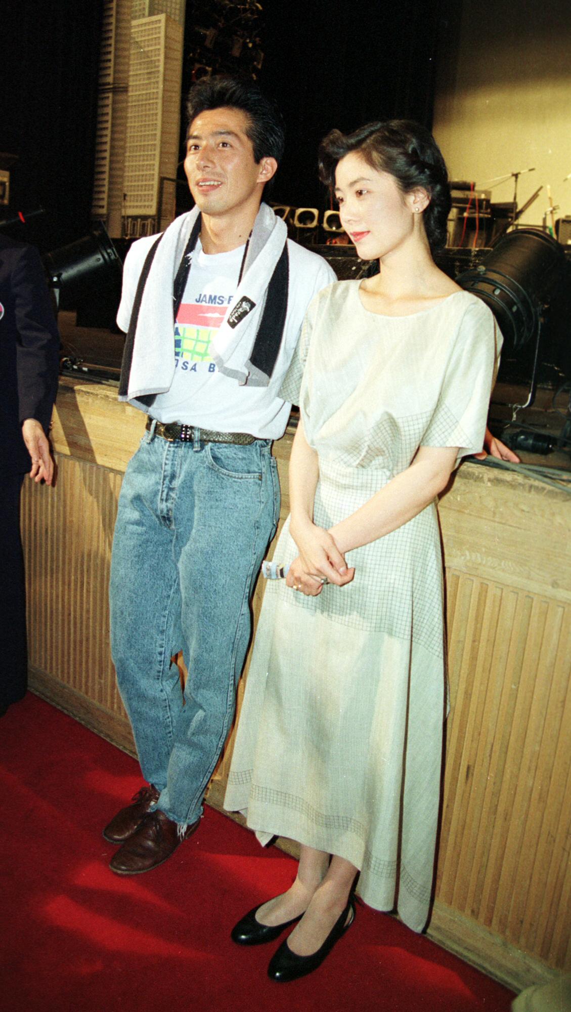 婚約発表をおこなう真田広之と手塚里美（1990年5月撮影）