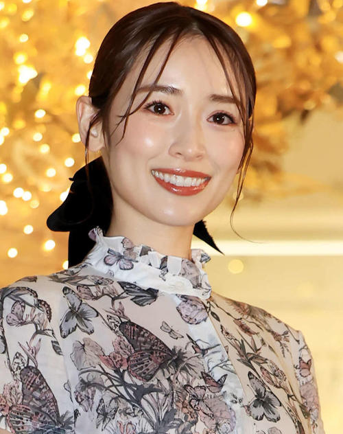 泉里香、原宿の街並みでドジャースキャップ姿　「日本じゃないみたい」「爽やか」