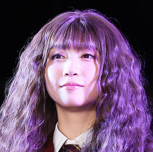 伊織もえ、美脚のぞかせたハリポタ制服ショットにフォロワー「一緒に寮生活したい～」