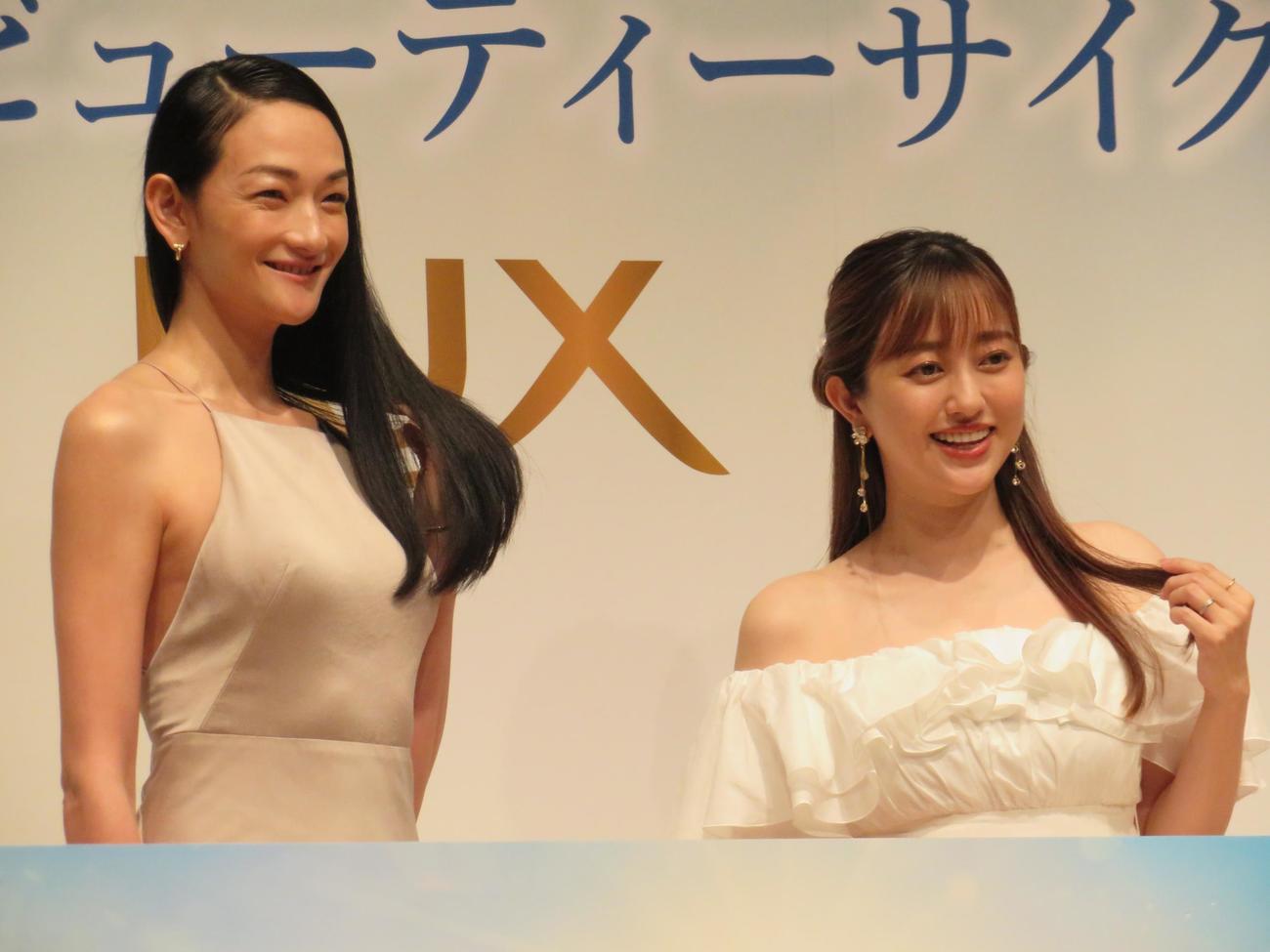 髪にまつわるトークイベントを行った冨永愛（左）と菊地亜美