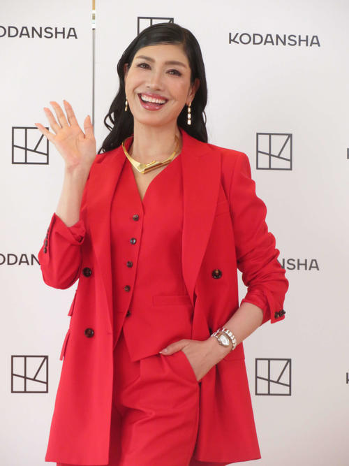 アンミカ「ポジティブ日めくりカレンダー」第１作は13刷、第２作は「１家に２冊…人口の半分」