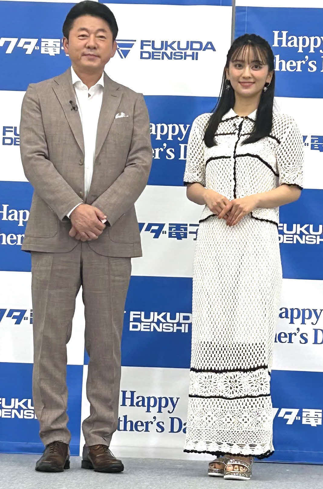 フクダ電子　父の日記念イベント「血管年齢を知り動脈硬化を防ぐ」に出席した舞の海秀平氏（左）と岡田結実（撮影・松尾幸之介）
