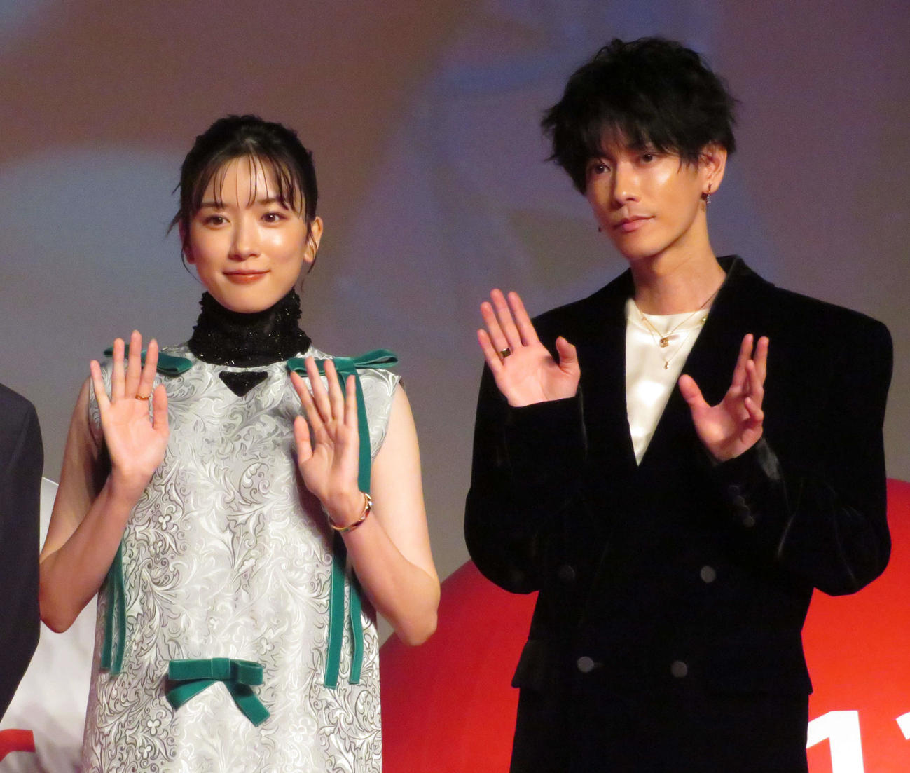 映画「はたらく細胞」制作発表会に出席した永野芽郁（左）と佐藤健