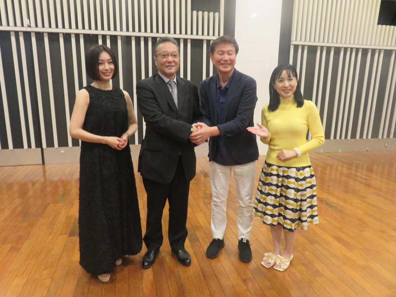 収録に参加した、左から酒井法子、加藤和也社長、森田健作、西村知美