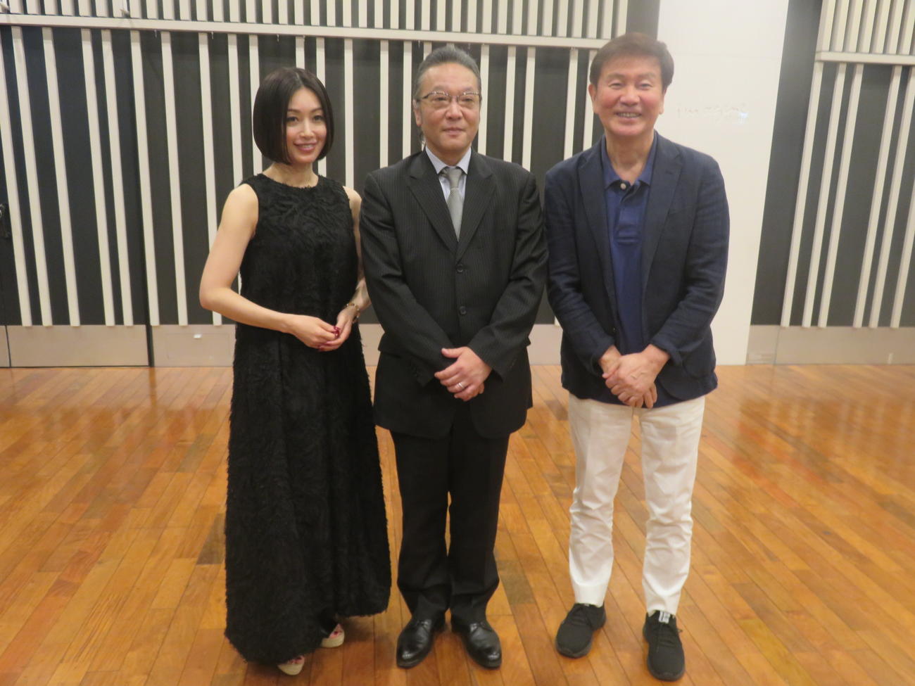 収録に参加した、左から酒井法子、加藤和也社長、森田健作
