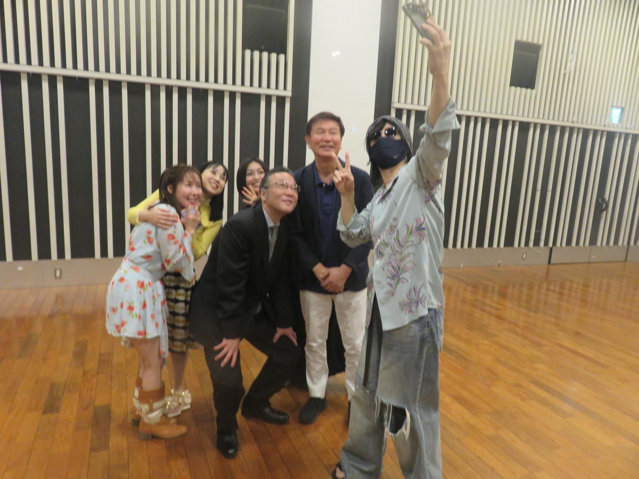 収録に参加した、左から風谷南友、西村知美、酒井法子、加藤和也社長、森田健作、京本政樹