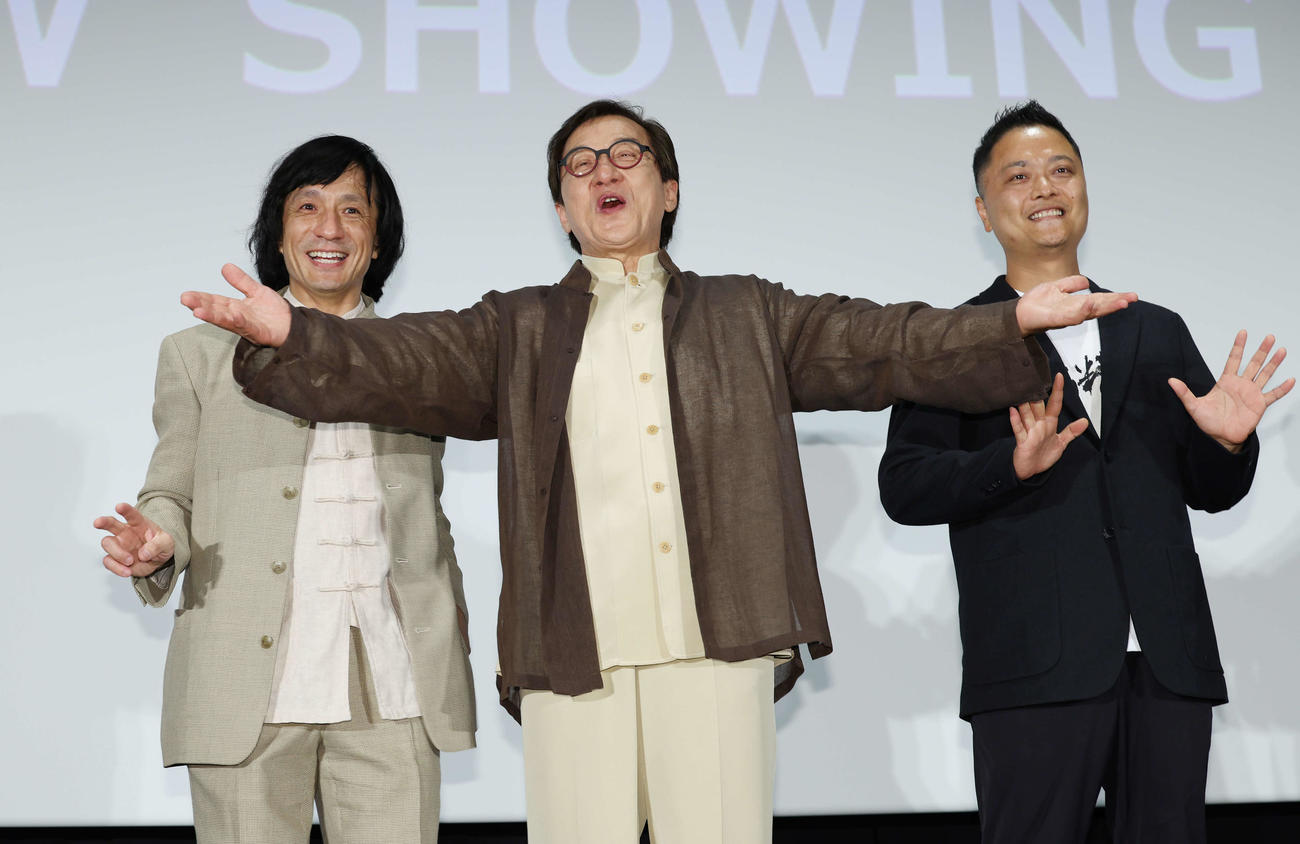 おかえり、ありがとう、ジャッキー！映画「ライド・オン」集大成舞台あいさつで笑顔を見せる、左からジャッキーちゃん、ジャッキー・チェン、ラリー・ヤン監督（撮影・宮地輝）
