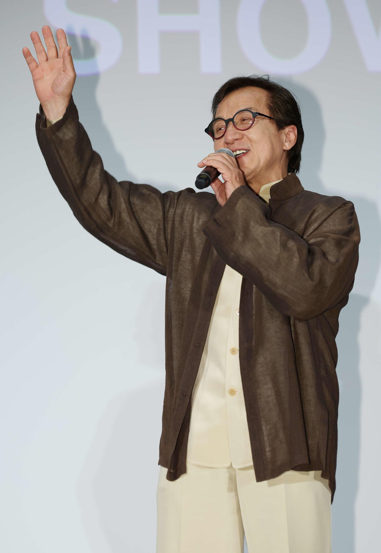 おかえり、ありがとう、ジャッキー！映画「ライド・オン」集大成舞台あいさつで笑顔で手を振るジャッキー・チェン（撮影・宮地輝）