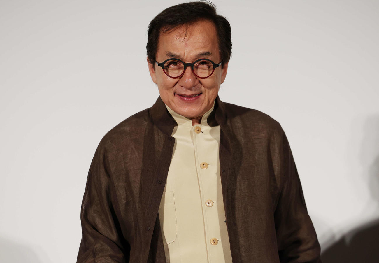 おかえり、ありがとう、ジャッキー！映画「ライド・オン」集大成舞台あいさつでおどけた表情を見せるジャッキー・チェン（撮影・宮地輝）