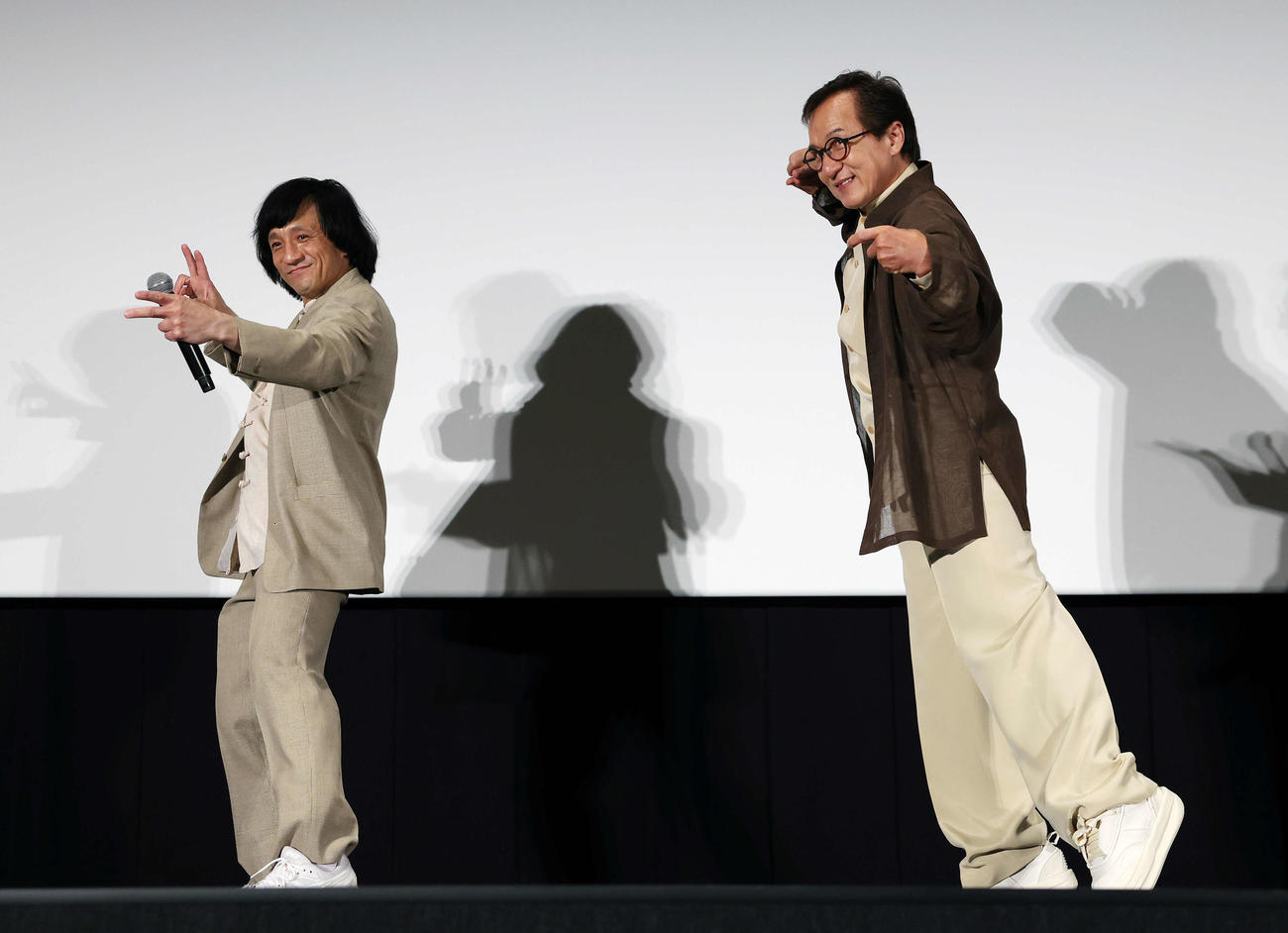 映画「ライド・オン」集大成舞台あいさつでジャッキーちゃん（左）と酔拳を披露するジャッキー・チェン（撮影・宮地輝）