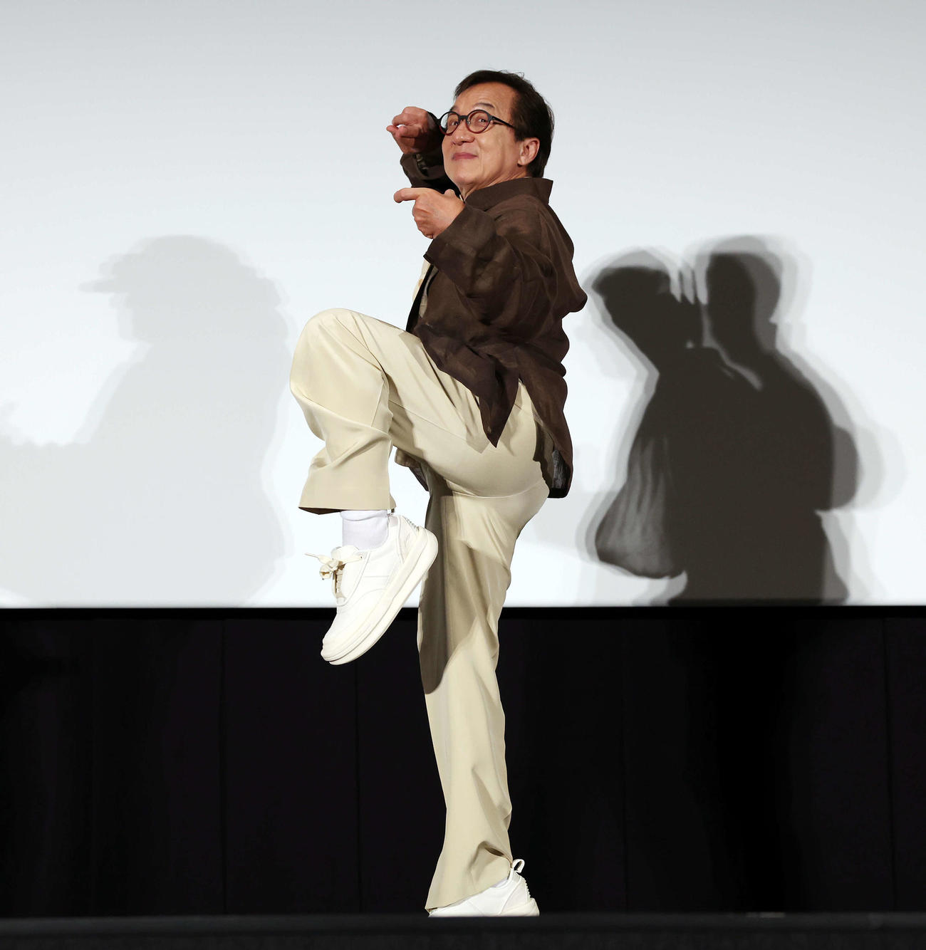 おかえり、ありがとう、ジャッキー！映画「ライド・オン」集大成舞台あいさつで酔拳を披露するジャッキー・チェン（撮影・宮地輝）