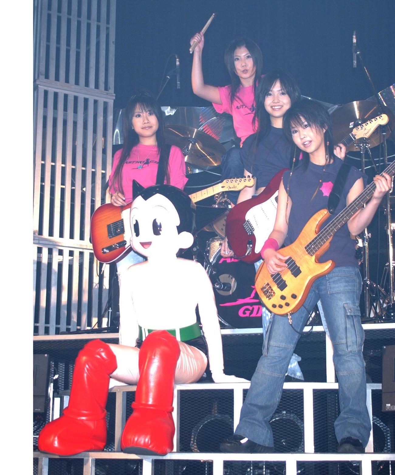 03年7月、ZONEの左からTAKAYO、MIZUHO、MIYU、MAIKO
