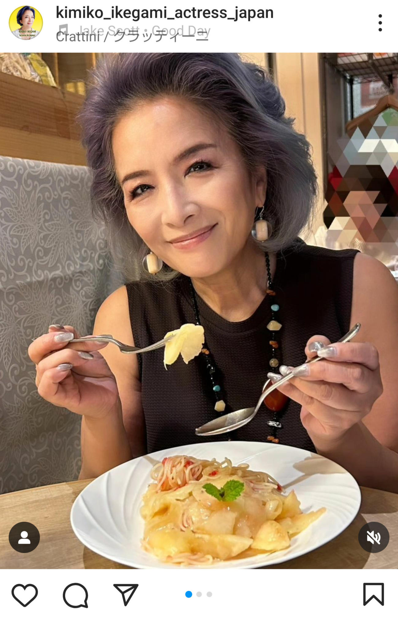インスタグラムで、大好きな桃のパスタを前に笑顔を見せる池上季実子