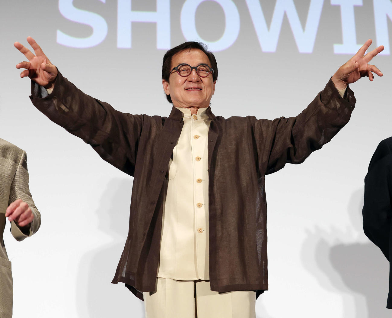 おかえり、ありがとう、ジャッキー！映画「ライド・オン」集大成舞台あいさつで笑顔でポーズをとるジャッキー・チェン（撮影・宮地輝）