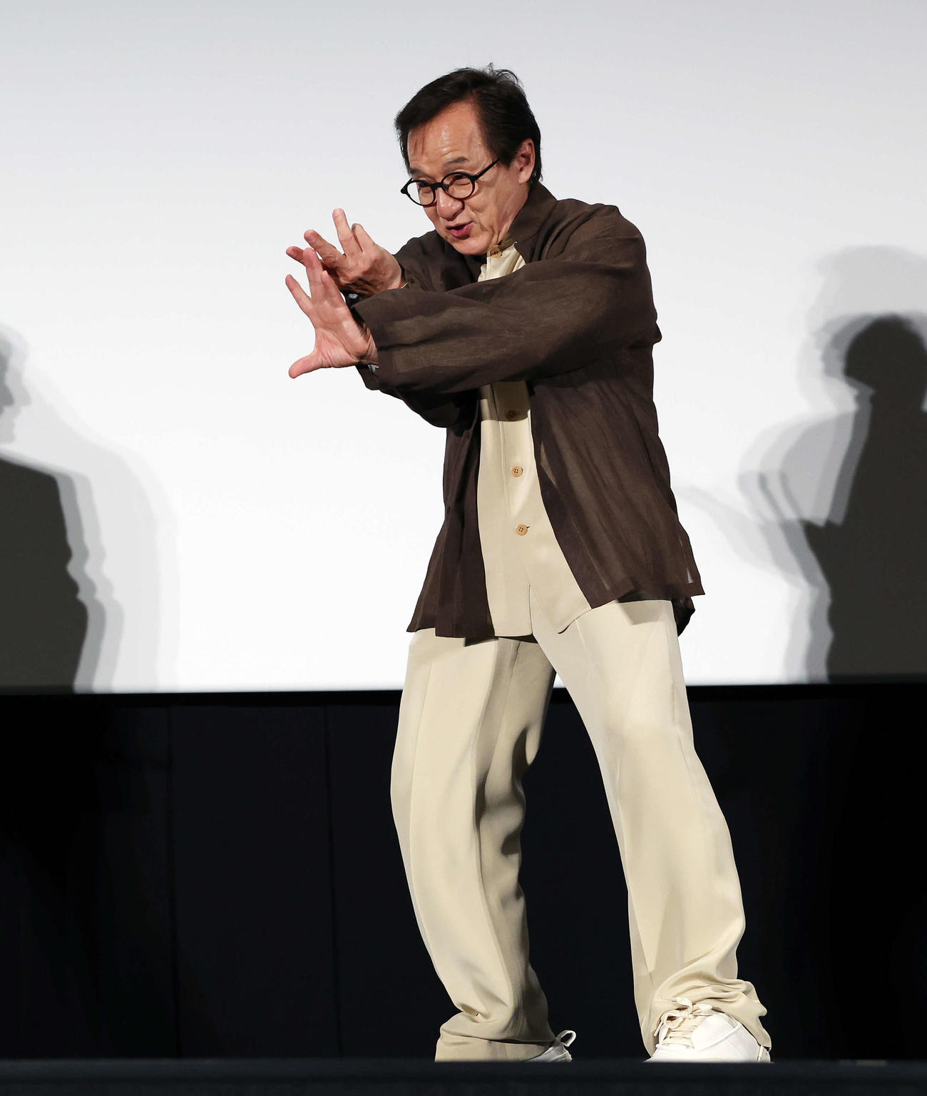 おかえり、ありがとう、ジャッキー！映画「ライド・オン」集大成舞台あいさつで酔拳を披露するジャッキー・チェン（撮影・宮地輝）