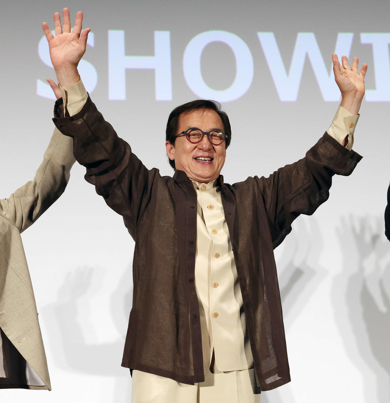 映画「ライド・オン」集大成舞台あいさつで笑顔で手を振るジャッキー・チェン（撮影・宮地輝）