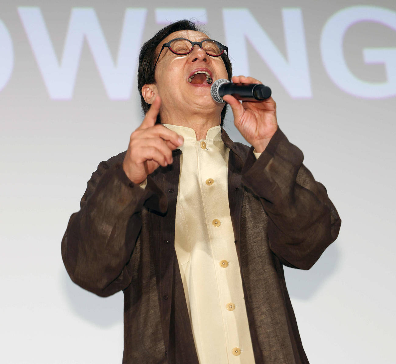 映画「ライド・オン」集大成舞台あいさつで熱唱するジャッキー・チェン（撮影・宮地輝）