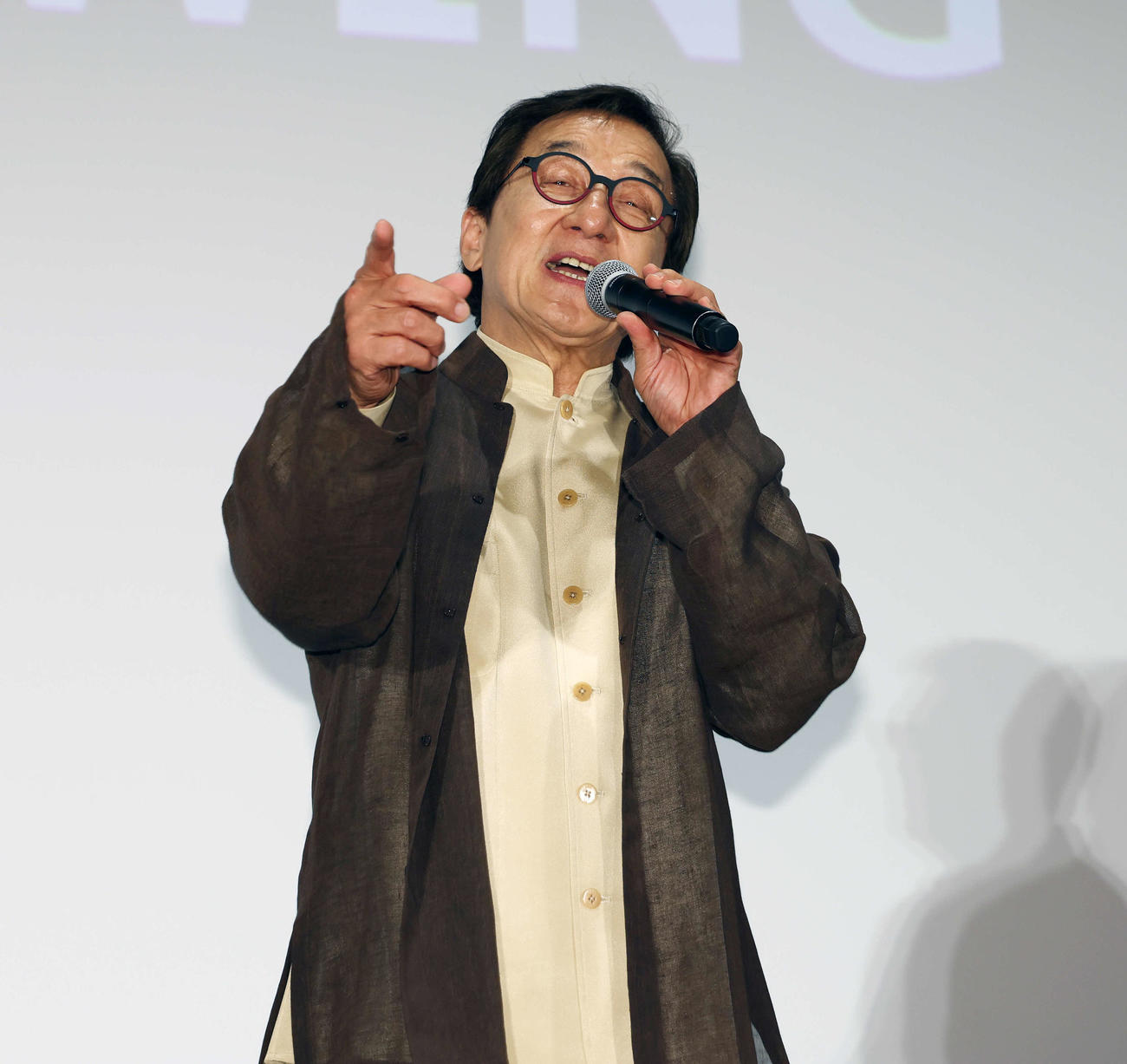 おかえり、ありがとう、ジャッキー！映画「ライド・オン」集大成舞台あいさつで熱唱するジャッキー・チェン（撮影・宮地輝）