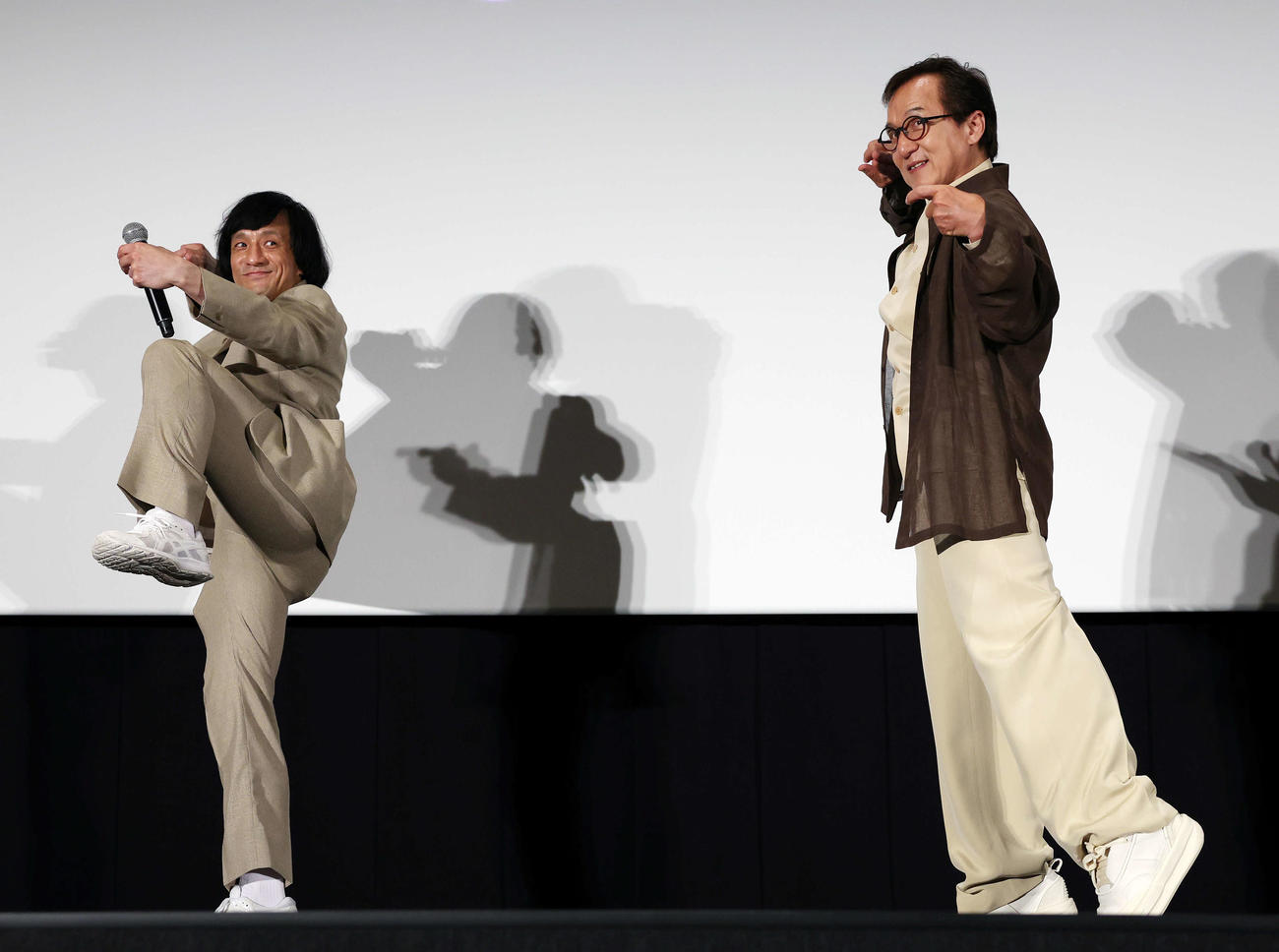 おかえり、ありがとう、ジャッキー！映画「ライド・オン」集大成舞台あいさつでジャッキーちゃん（左）と酔拳を披露するジャッキー・チェン（撮影・宮地輝）
