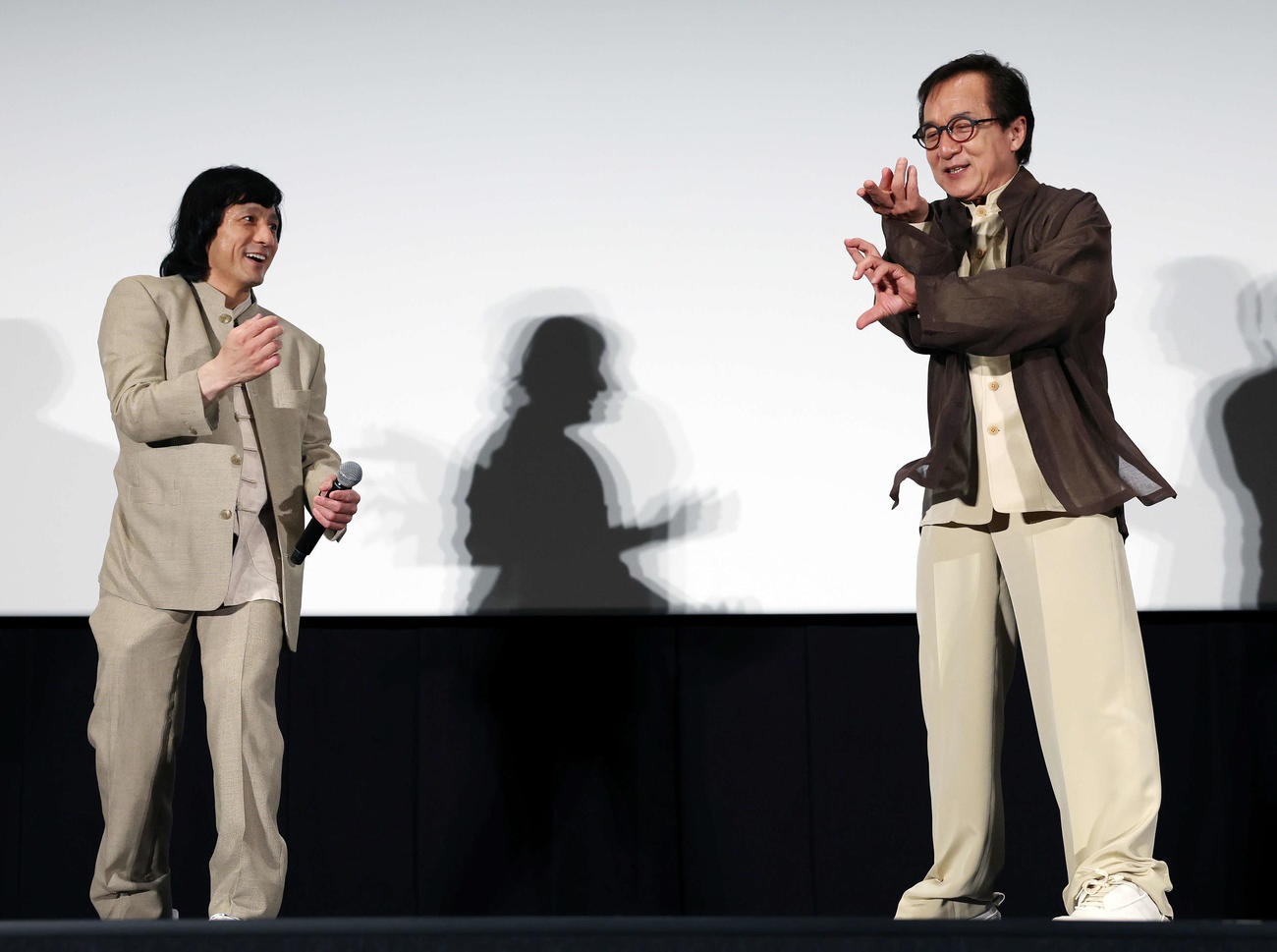おかえり、ありがとう、ジャッキー！映画「ライド・オン」集大成舞台あいさつでジャッキーちゃん（左）に見つめられながら酔拳を披露するジャッキー・チェン（撮影・宮地輝）