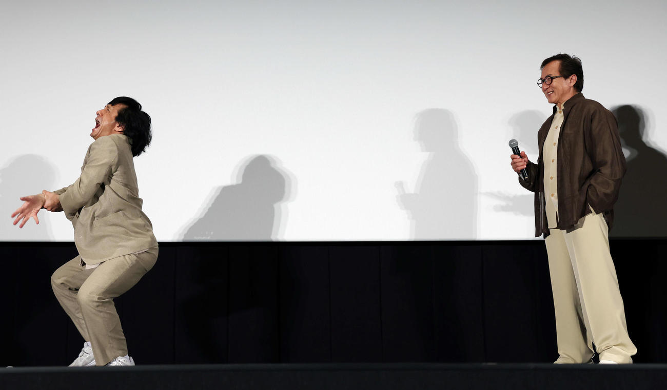 おかえり、ありがとう、ジャッキー！映画「ライド・オン」集大成舞台あいさつで自身のものまねをするジャッキーちゃん（左）に笑顔を見せるジャッキー・チェン（撮影・宮地輝）