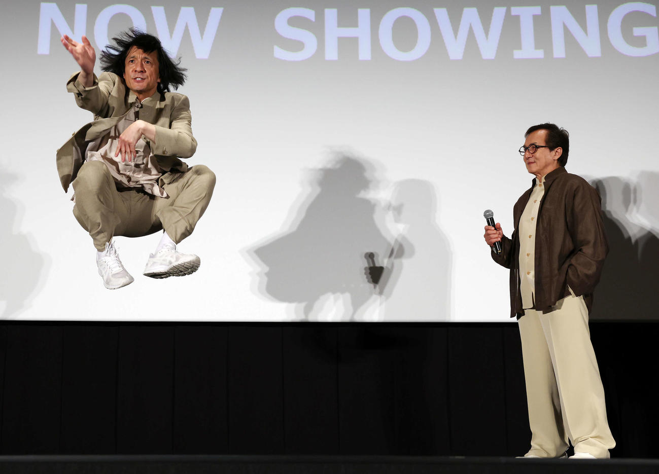 おかえり、ありがとう、ジャッキー！映画「ライド・オン」集大成舞台あいさつで自身のものまねをするジャッキーちゃん（左）を見つめるジャッキー・チェン（撮影・宮地輝）