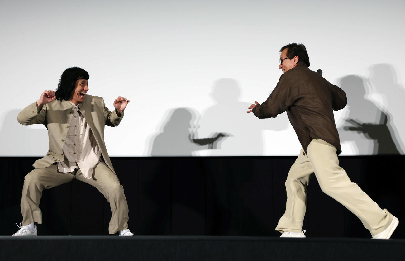 おかえり、ありがとう、ジャッキー！映画「ライド・オン」集大成舞台あいさつで自身のものまねをするジャッキーちゃん（左）を追いかけるジャッキー・チェン（撮影・宮地輝）