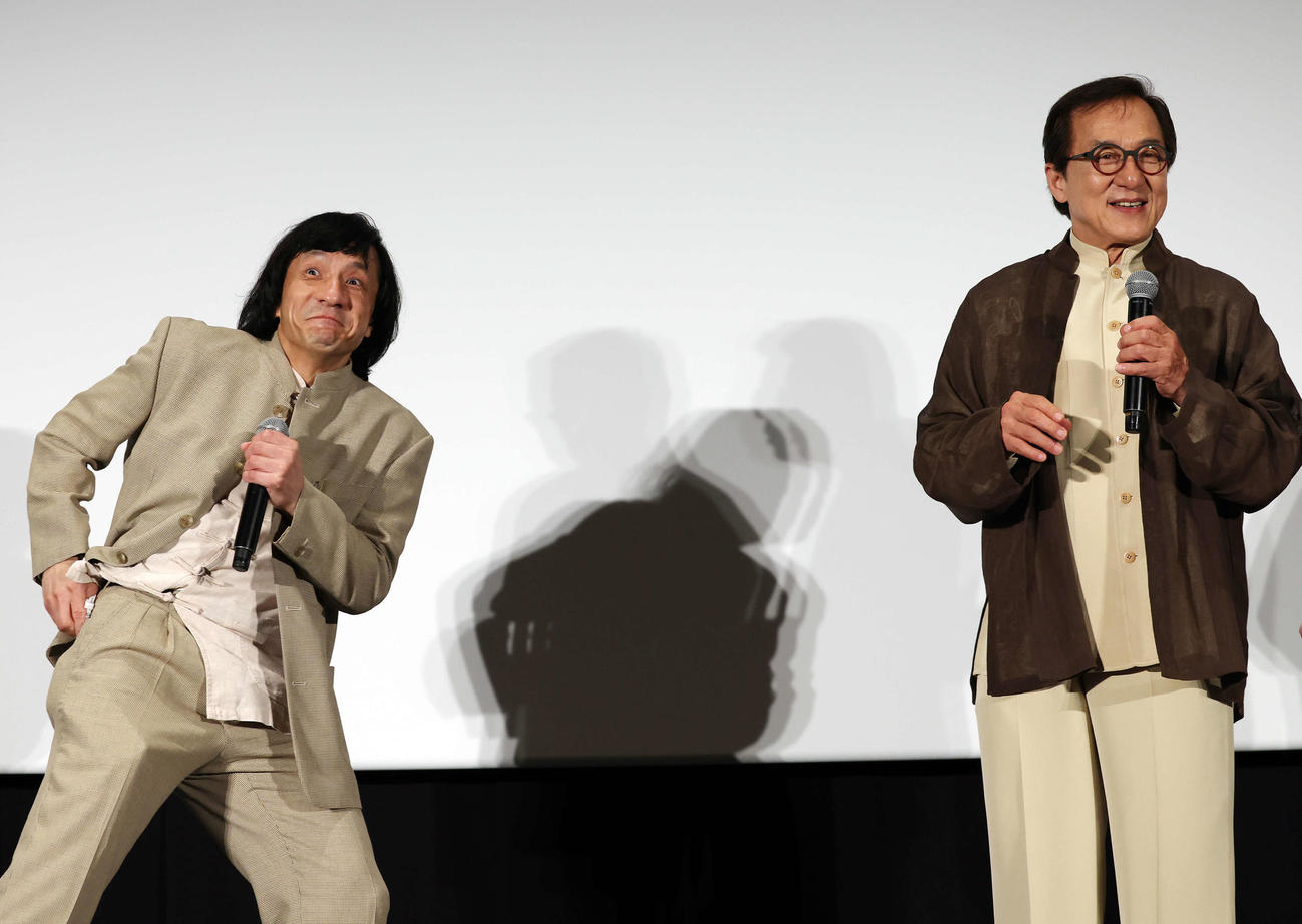 おかえり、ありがとう、ジャッキー！映画「ライド・オン」集大成舞台あいさつでジャッキー・チェン（右）に汗を拭いてもらったハンカチをポケットにしまうジャッキーちゃん（撮影・宮地輝）