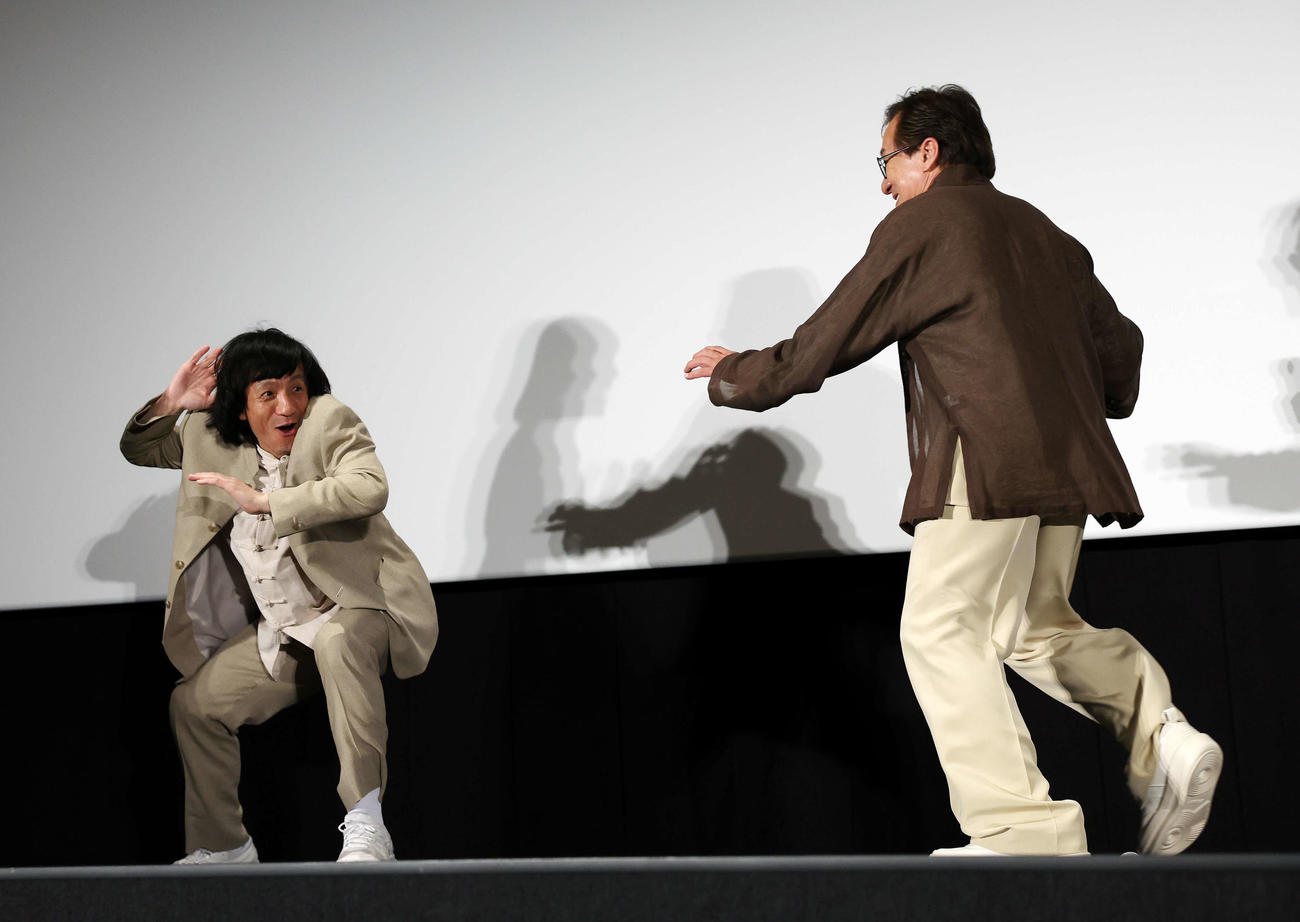 おかえり、ありがとう、ジャッキー！映画「ライド・オン」集大成舞台あいさつで自身のものまねをするジャッキーちゃん（左）を追いかけるジャッキー・チェン（撮影・宮地輝）