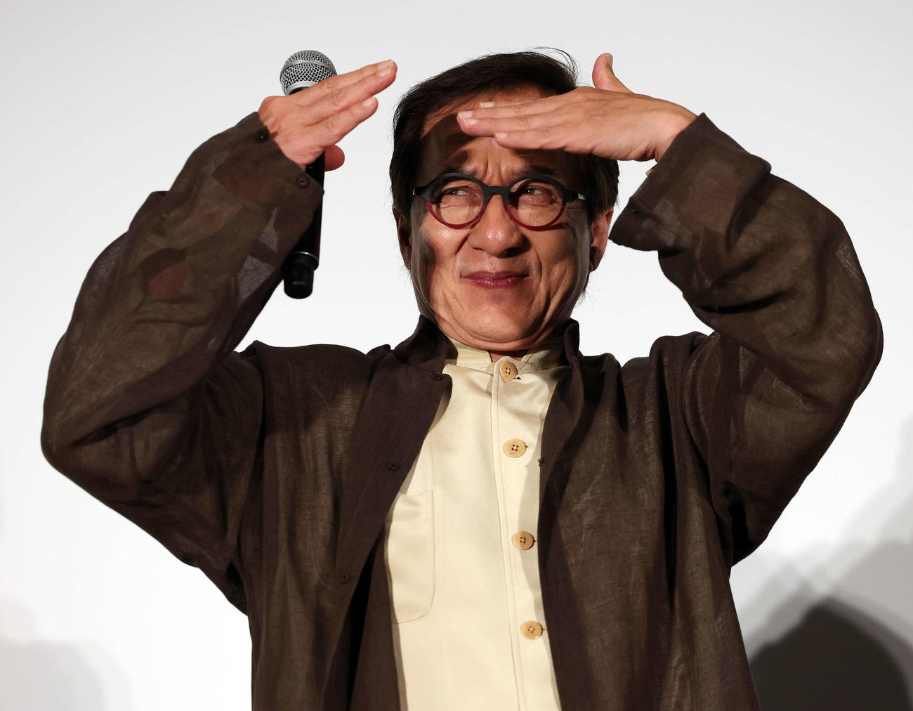 おかえり、ありがとう、ジャッキー！映画「ライド・オン」集大成舞台あいさつでファンを見つめるジャッキー・チェン（撮影・宮地輝）