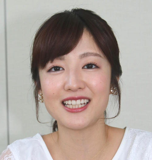 日テレ滝菜月アナ、31歳　「７時就寝の誕生日でした。笑」ケーキ手に笑顔のショット