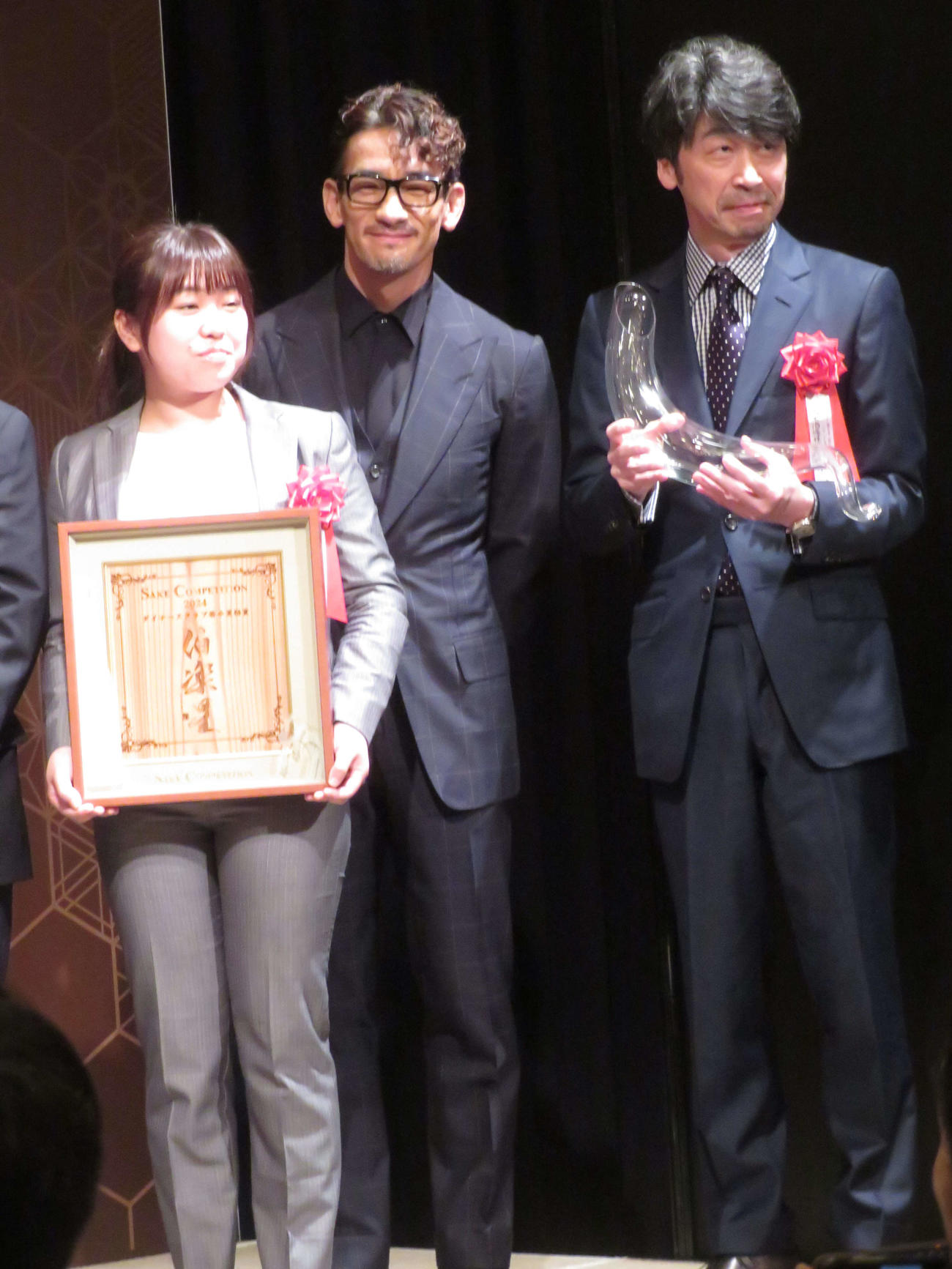 「SAKE COMPETITION 2024」でプレゼンターを務めた中田英寿氏（左から2人目）とSakenomy Best Brand of the Yearを受賞した十四代の高木酒造の高木顕統社長（撮影・村上幸将）