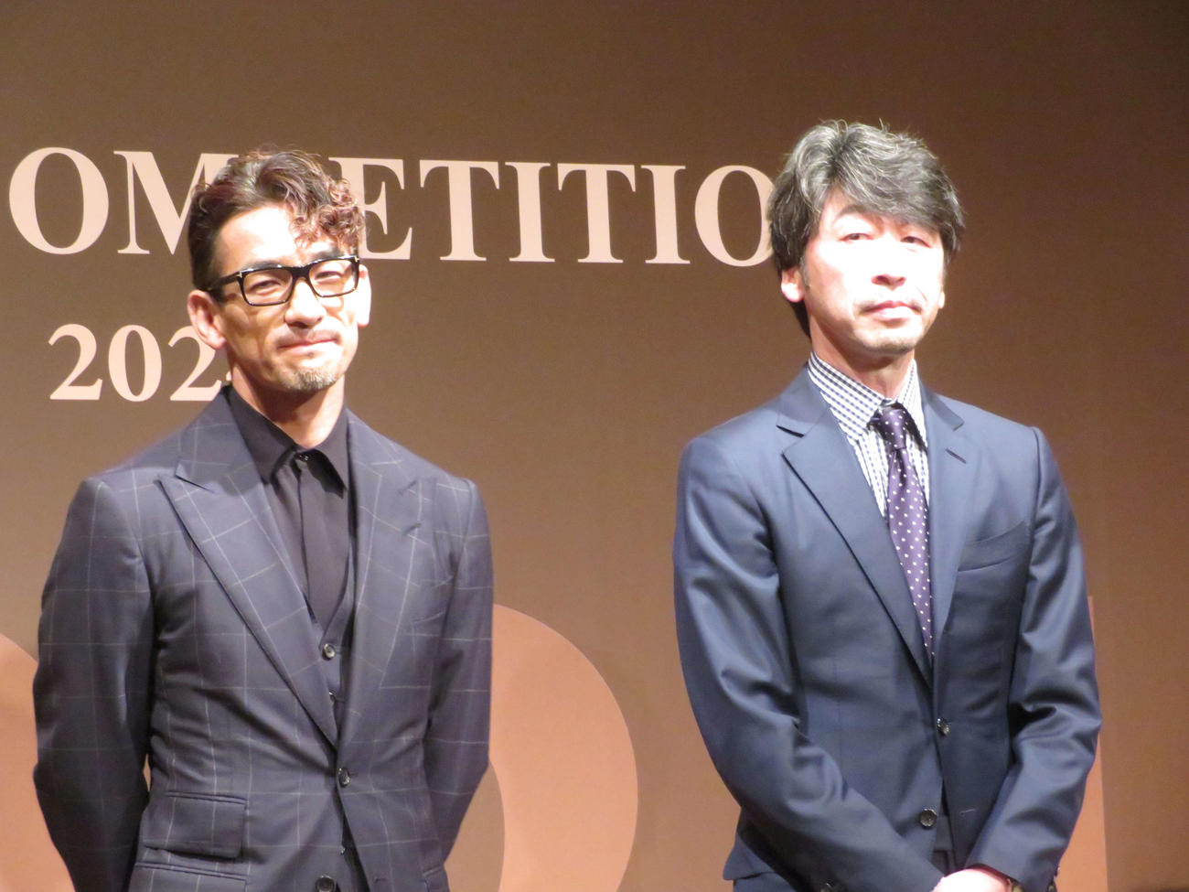「SAKE COMPETITION 2024」でプレゼンターを務めた中田英寿氏（左から2人目）とSakenomy Best Brand of the Yearを受賞した十四代の高木酒造の高木顕統社長（撮影・村上幸将）
