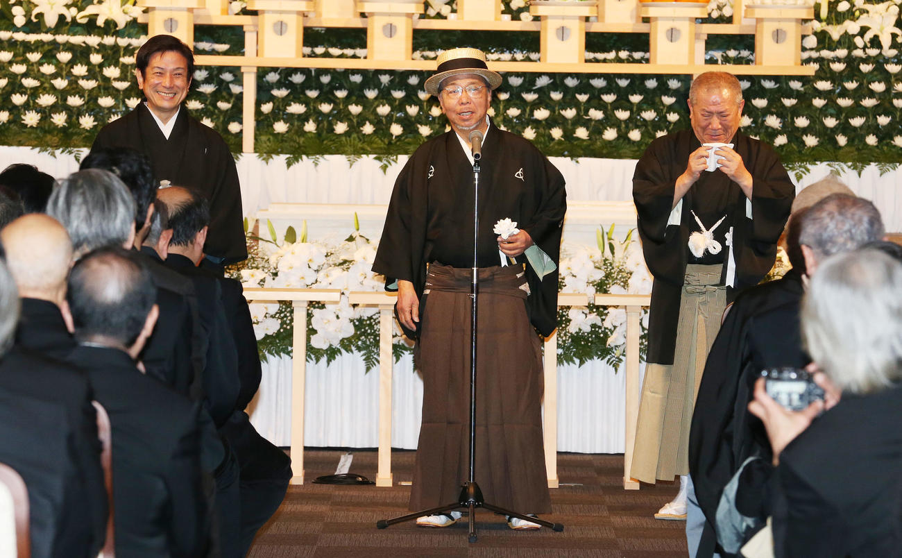 桂米朝さんの告別式で思い出話をする月亭可朝（中央）。右は号泣する桂ざこば、左は長男桂米団治（2015年3月撮影）