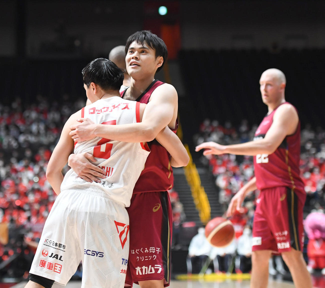 千葉富樫勇樹（左）と抱擁する川崎藤井祐真（2022年3月12日撮影）